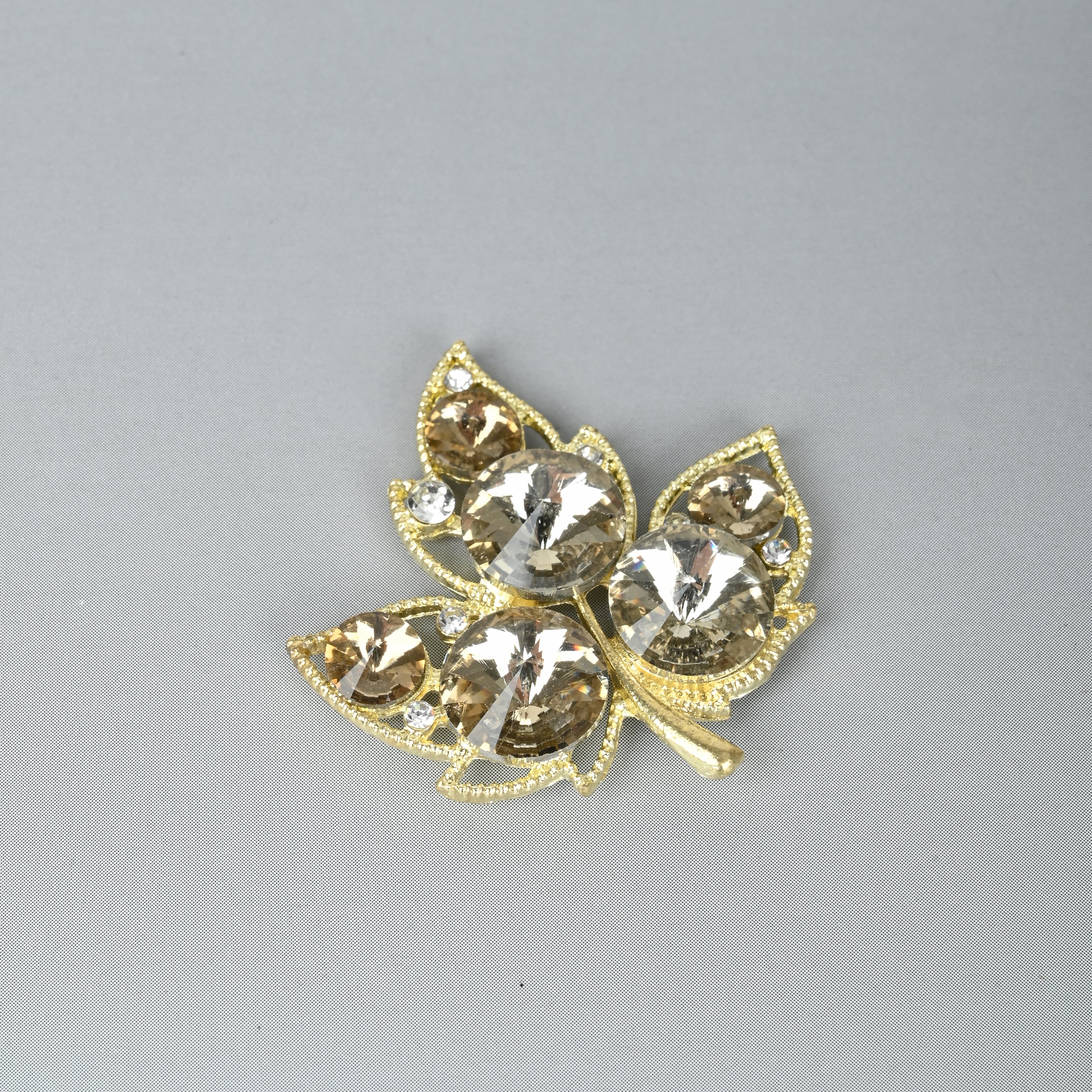 Wholesale of alloy accessories, maple leaf rhinestone alloy jewelry accessories and clothing accessories Specification image