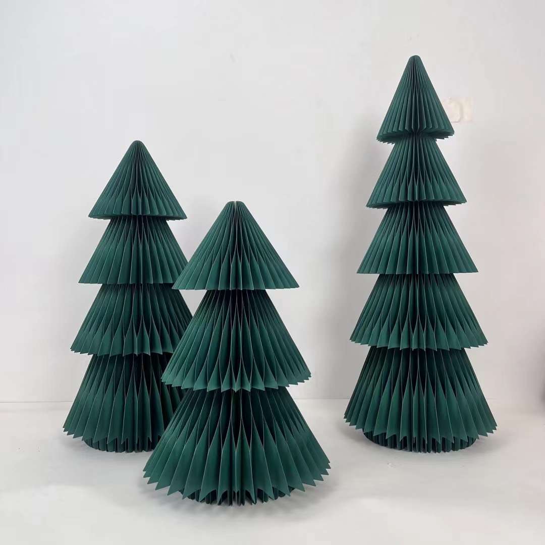 There are many kinds of ornaments to decorate the Christmas tree details Picture