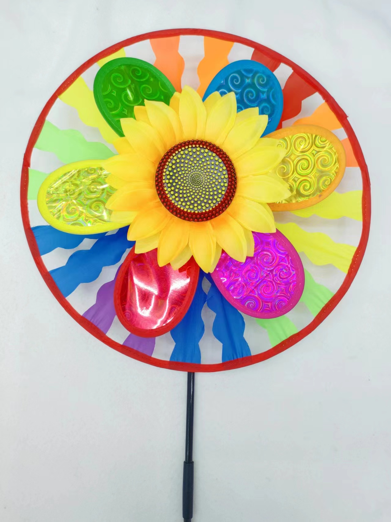 The cloth turntable, dazzling sunflower children's toy, a traditional and nostalgic game experience, offers a lot of fun for parent-child interaction