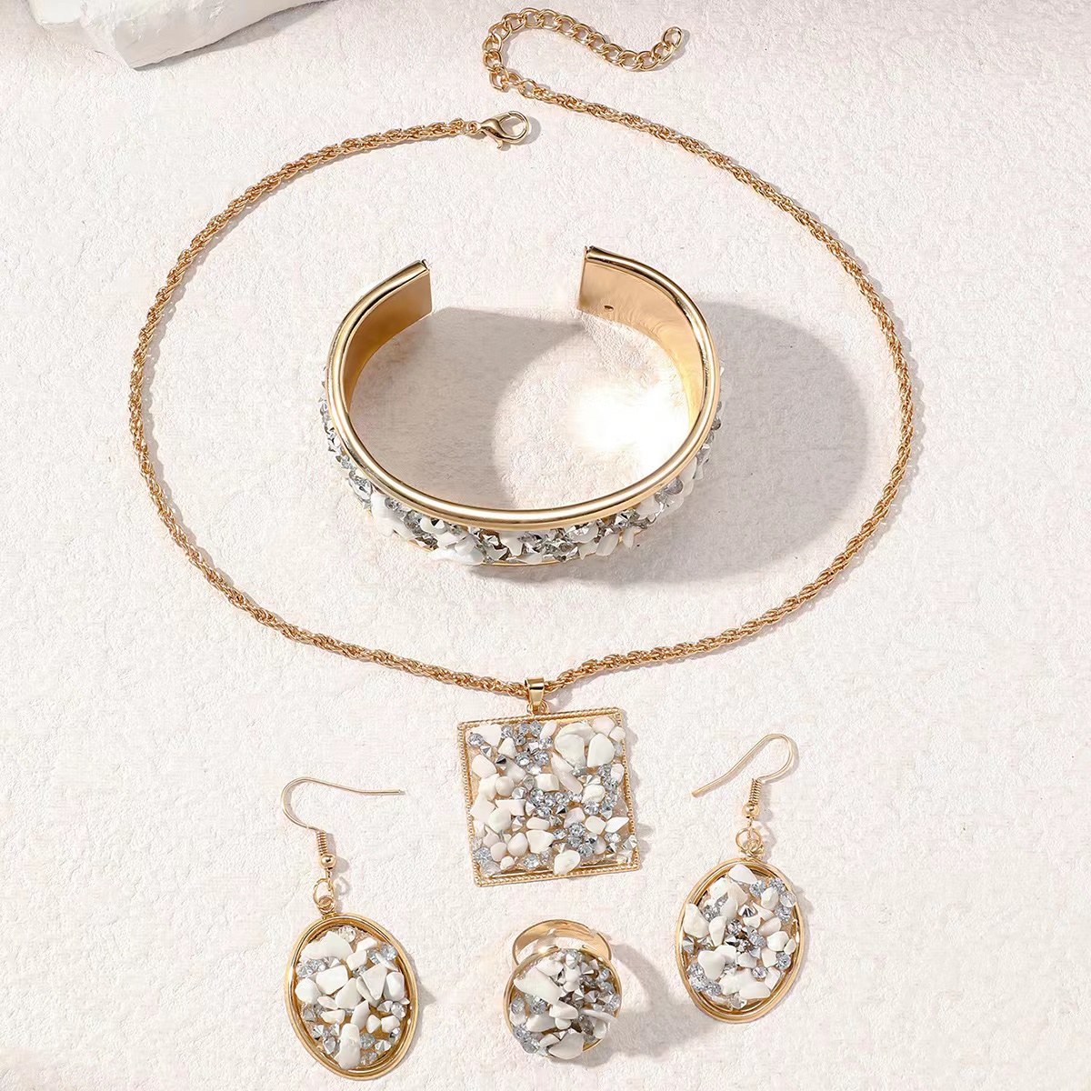 Cross-border Amazon Shein Pinduoduo Overseas Edition Best-selling European and American fashion trend electroplated gold women's original stone metal neckband, collar and earring set Application Scenario