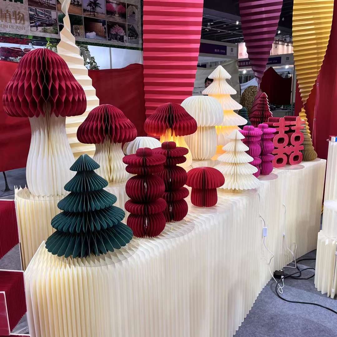There are many kinds of ornaments to decorate the Christmas tree Specification image
