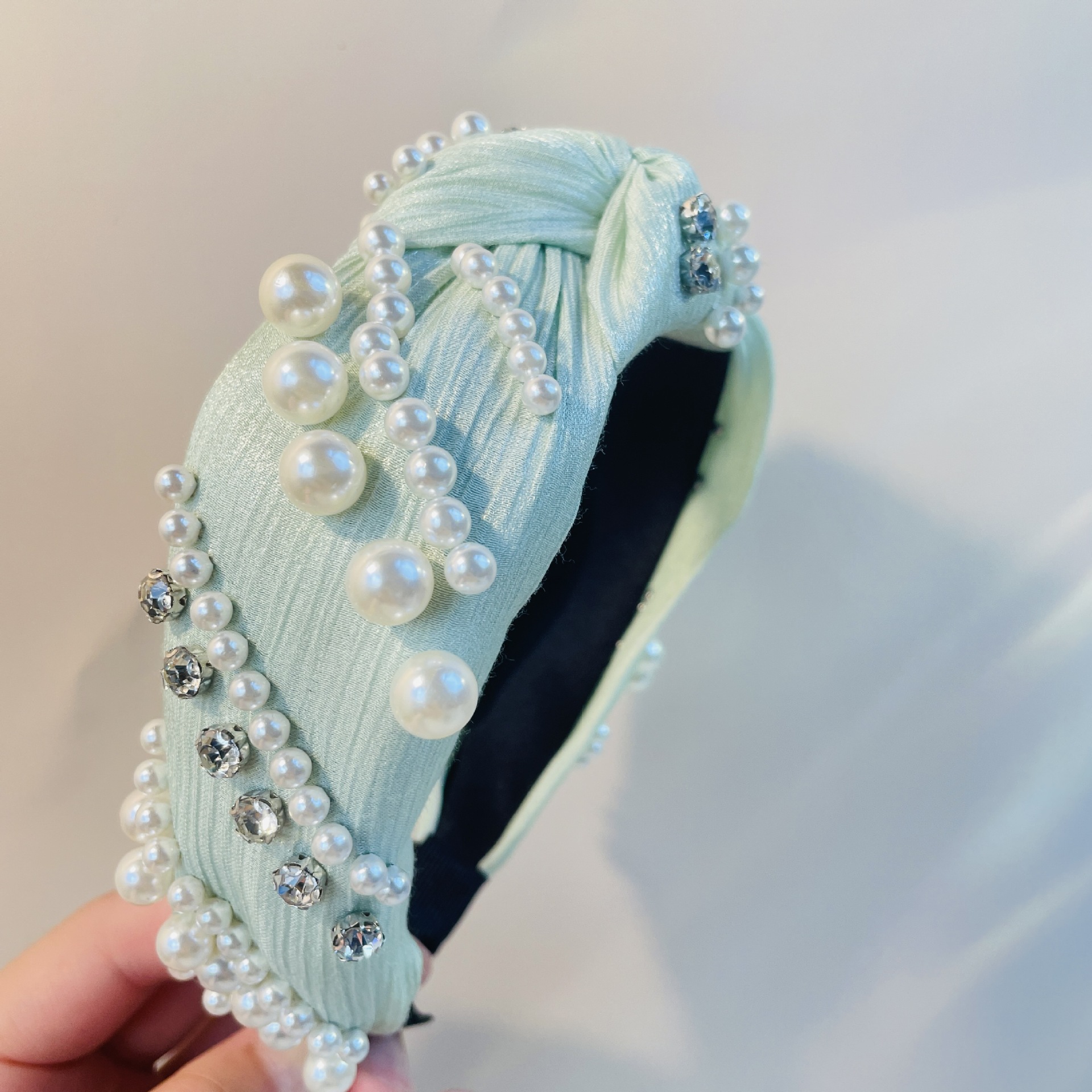 Cross Border Pearl Headband Oblique Green High Cranial Top Advanced Spring/Summer Style Headband Metal Kinky-Knotted Hair Accessories Knotted Flower-Shaped Hair Grottoes Application Scenario