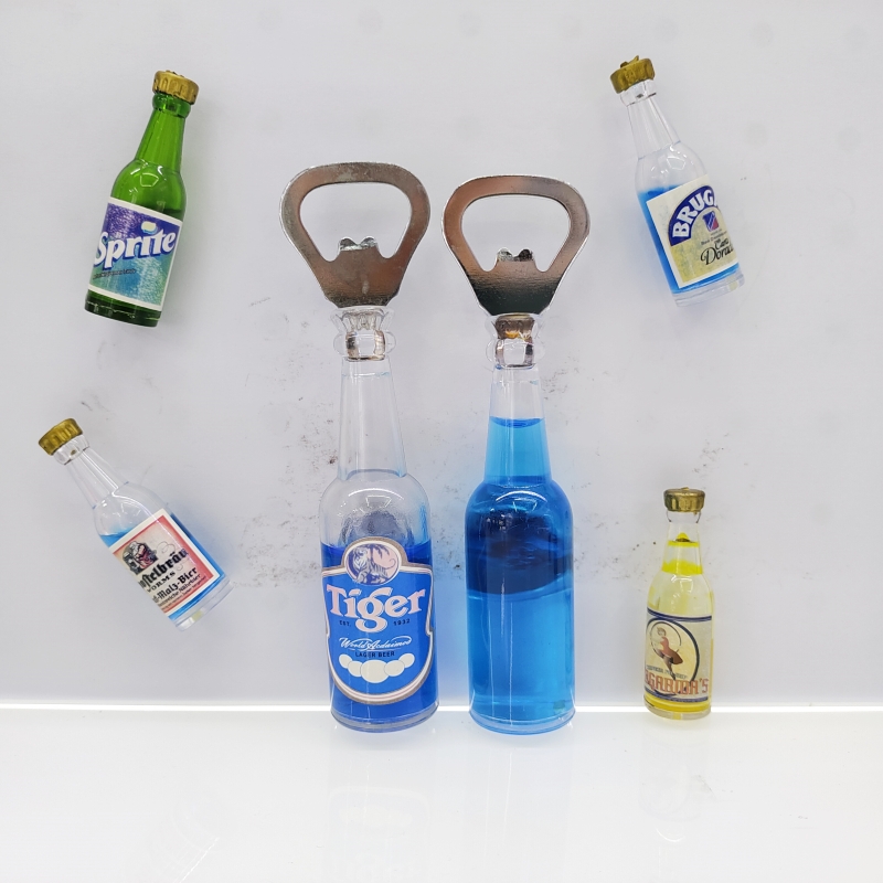 Realistic wine bottles, fridge magnets, practical bottle openers, bar fun decorations, home decorations, advertising promotion activities, gifts, Zhehui Craft 01 Application Scenario