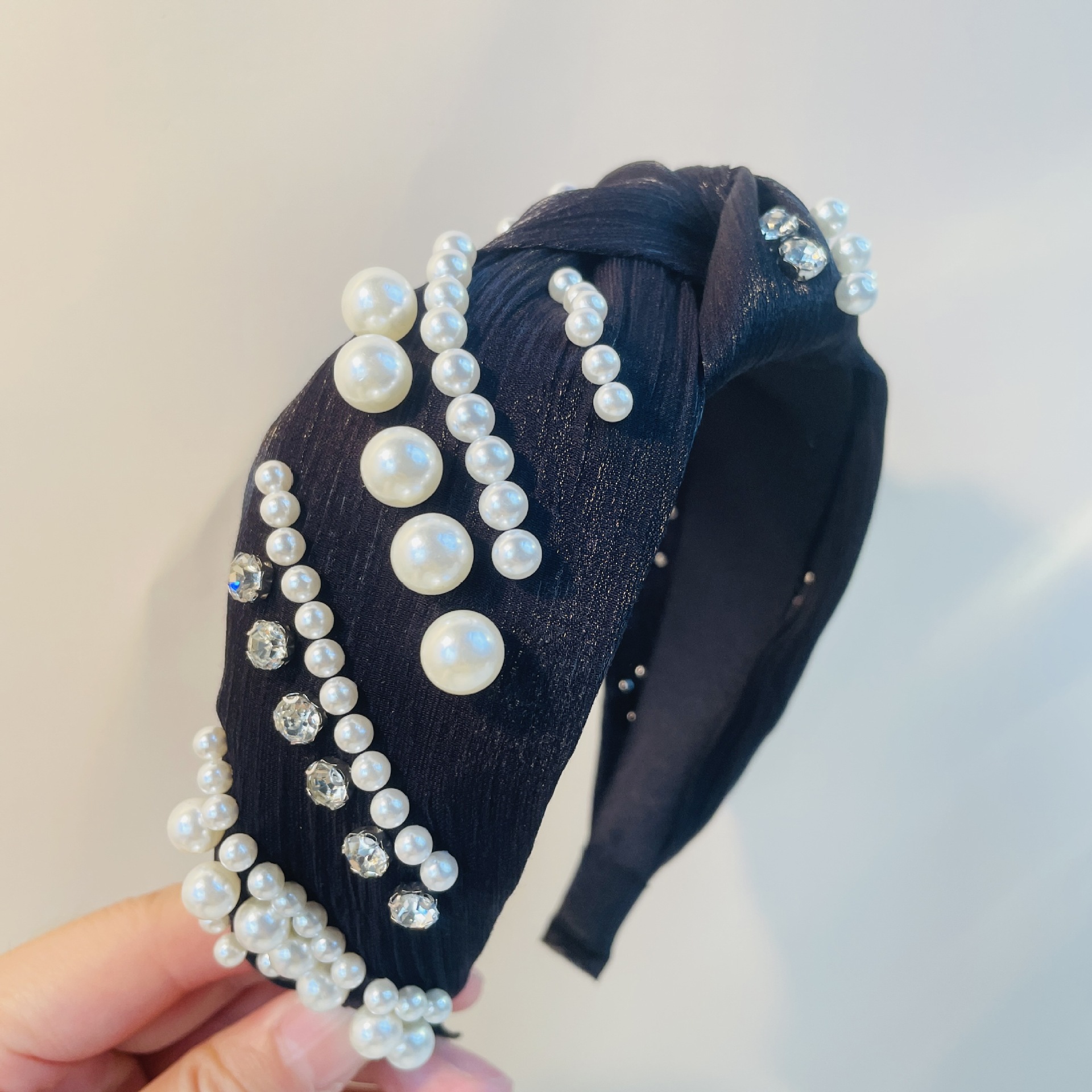 Cross Border Pearl Headband Oblique Black High Cranial Top Advanced Spring/Summer Style Headband Metal Kinky Hair Accessories Knotted Flower-Shaped Hair Grottoes
