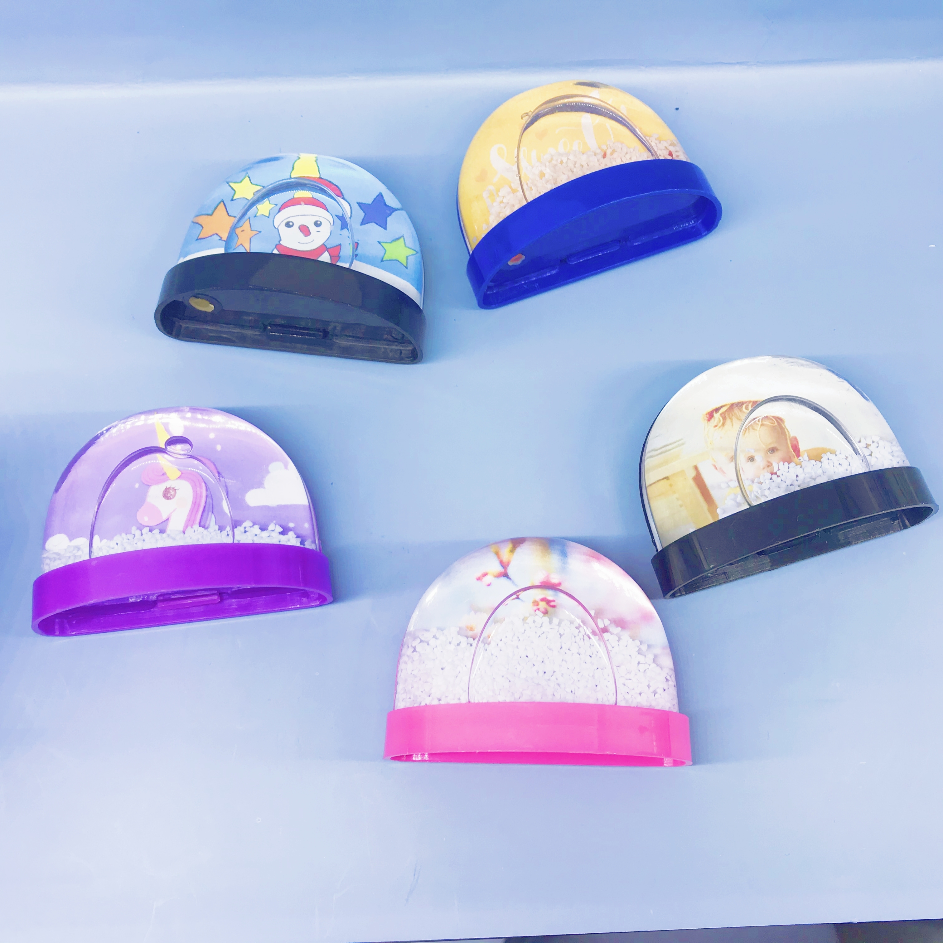 Cute fridge magnets, small semi-circular shapes, flowing sand water balls, photo frames, water-in-water photo frames, gifts, souvenirs, creative fridge magnets, various sequins, warm decorative items, creative items, Zhehui handicrafts details Picture