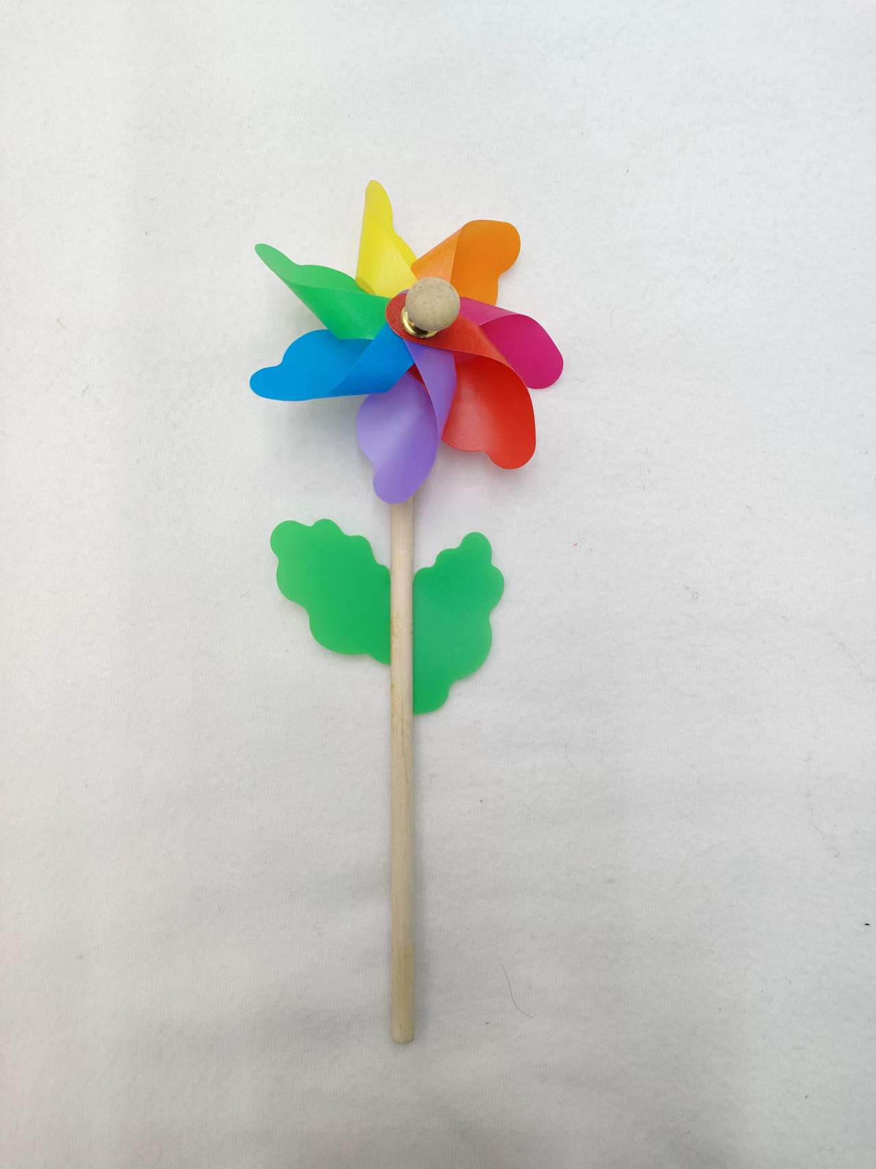 The 12cm windmill toy is selling well at the street stall. The small windmill takes photos, swings and spins. It's a toy that children love. The bright colors catch the eye. The windmill toy is selling well at the street stall