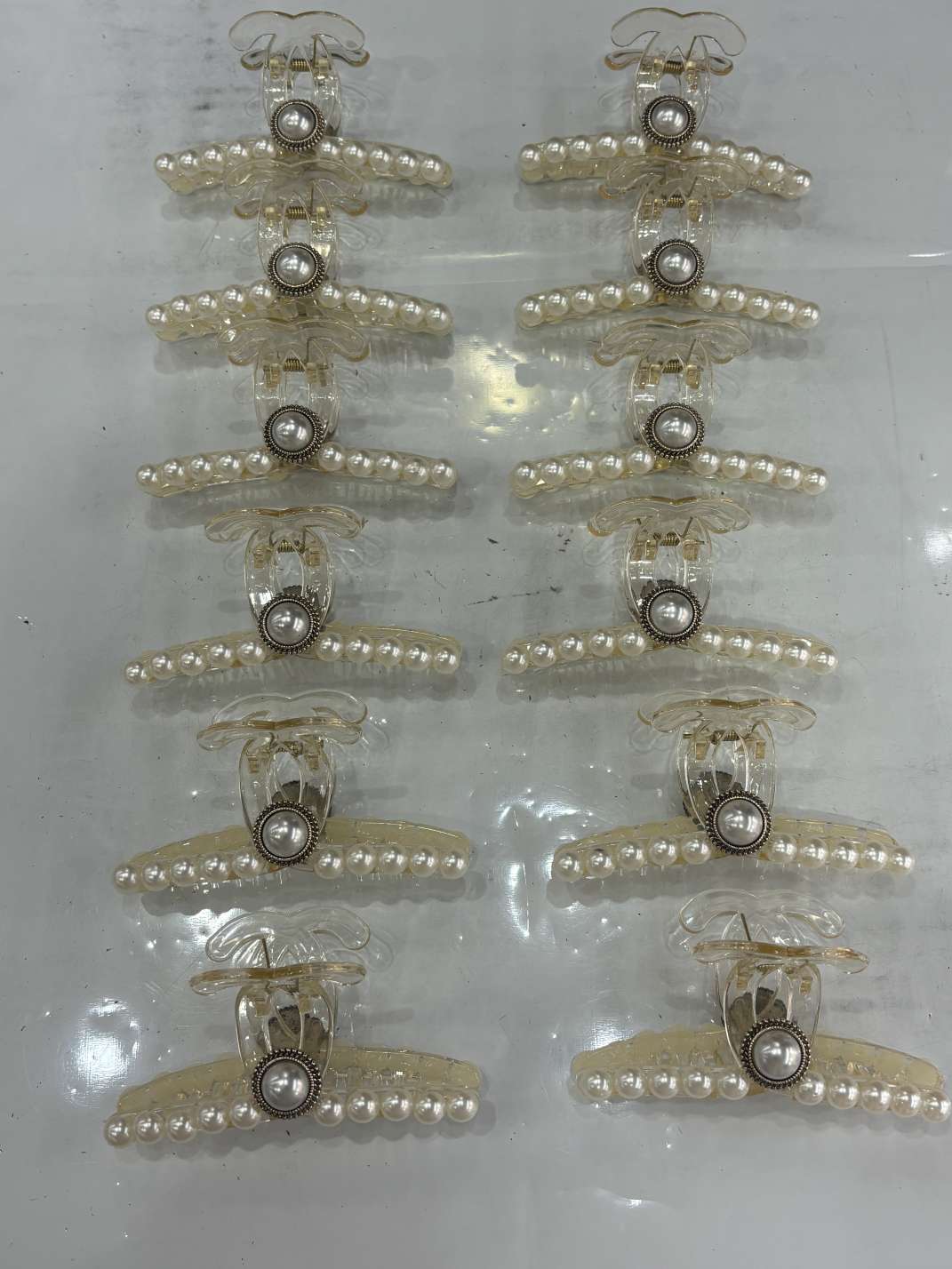 13 cm online bestseller, high-end Chanel series, the same style as Internet celebrities, transparent champagne pearl crossed back of the head, Korean shark hairpin, stylish plastic headwear detail image 6