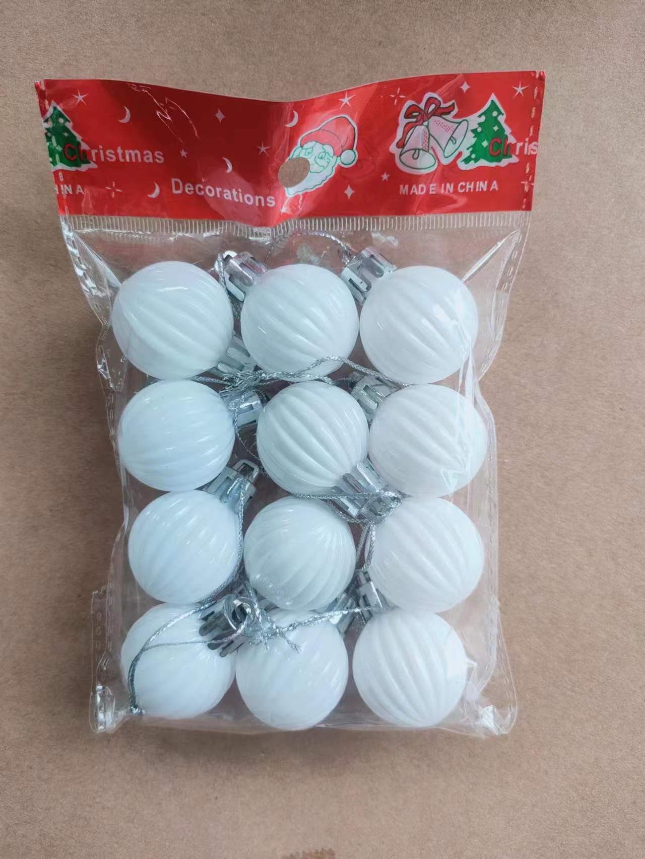 白色圣诞球，各尺寸都可定制，厂家直销，美陈装饰品，圣诞挂件，圣诞树装饰品