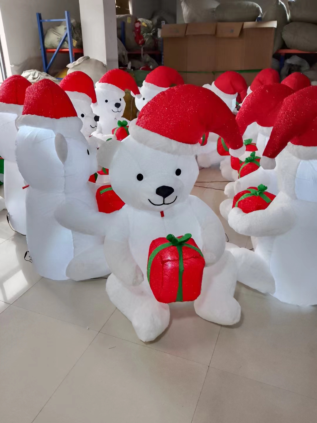 It's Christmas Day at the 9123 store with a 1.2-meter inflatable plush white bear details Picture
