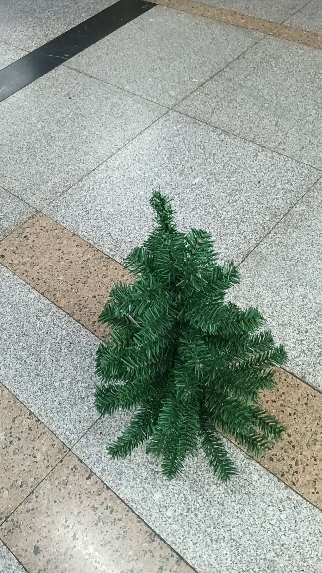 圣诞节日礼品装饰圣诞树 办公室文化用品 圣诞帽子 圣诞树装饰品 圣诞氛围布置