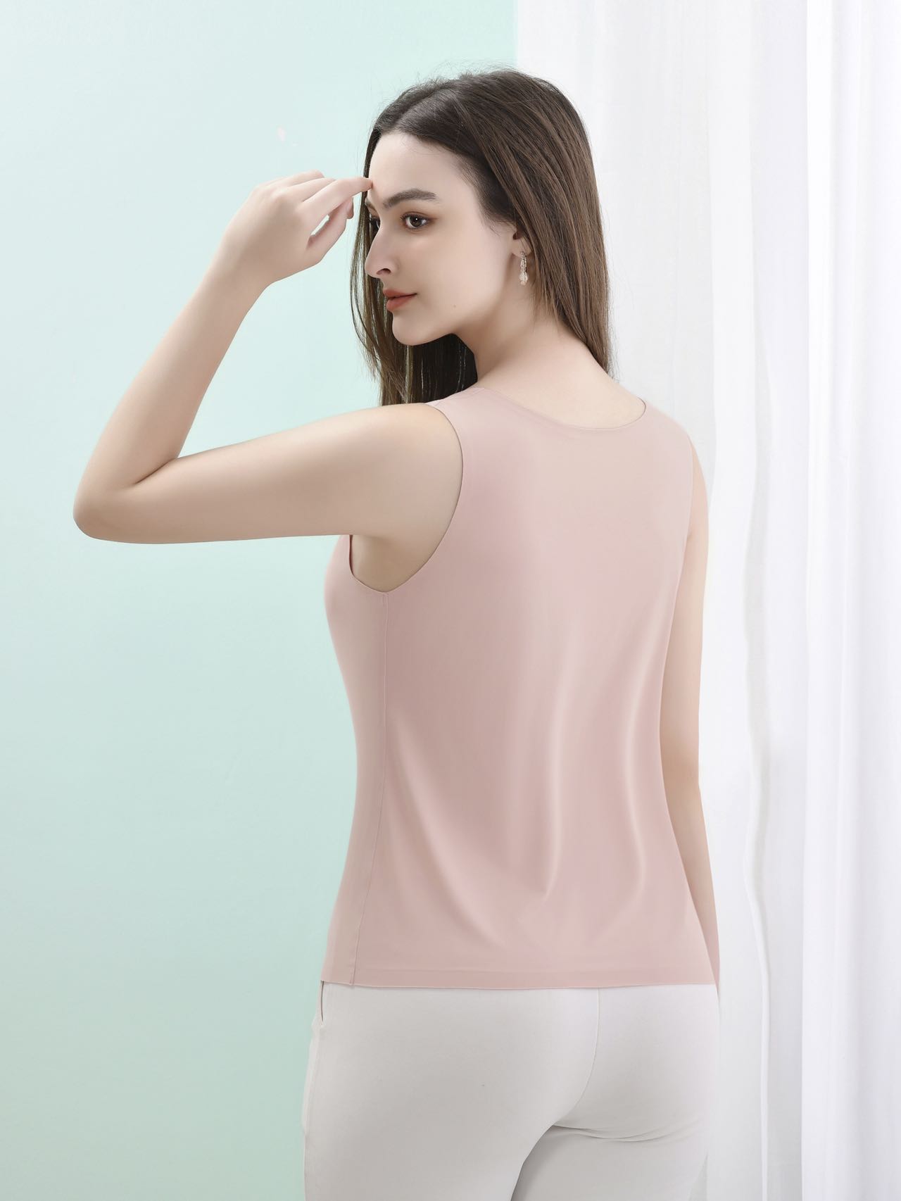 Nude, seamless U-neck, wide shoulder strap, anti-slip, simple, comfortable, skin-friendly, breathable, ice silk base vest Application Scenario