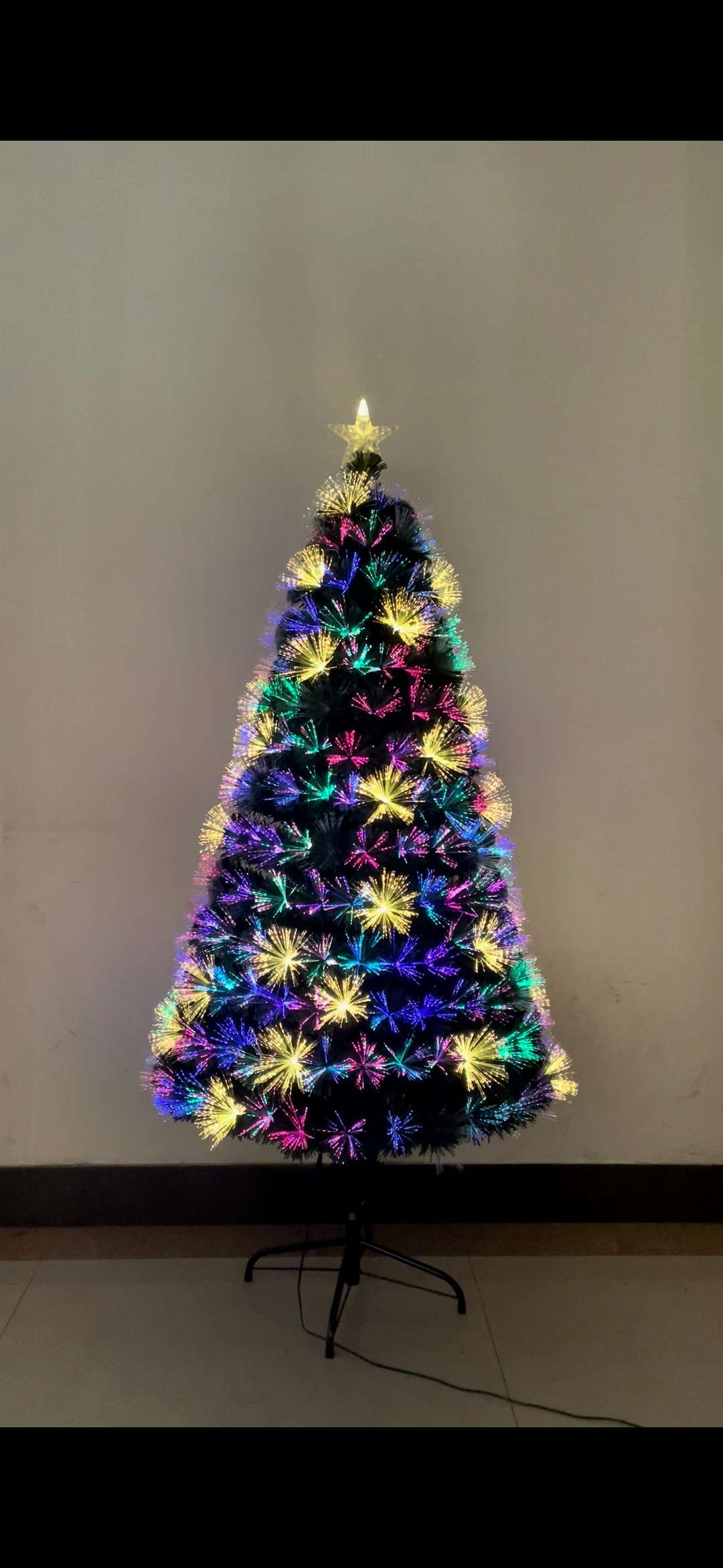 Festive cultural atmosphere, office decoration, Christmas tree, Christmas supplies set, Christmas hat, Christmas tree, festival gifts, joyous Christmas-themed decorations, Christmas tree, festival gifts, Christmas tree, Christmas supplies, Christmas tree