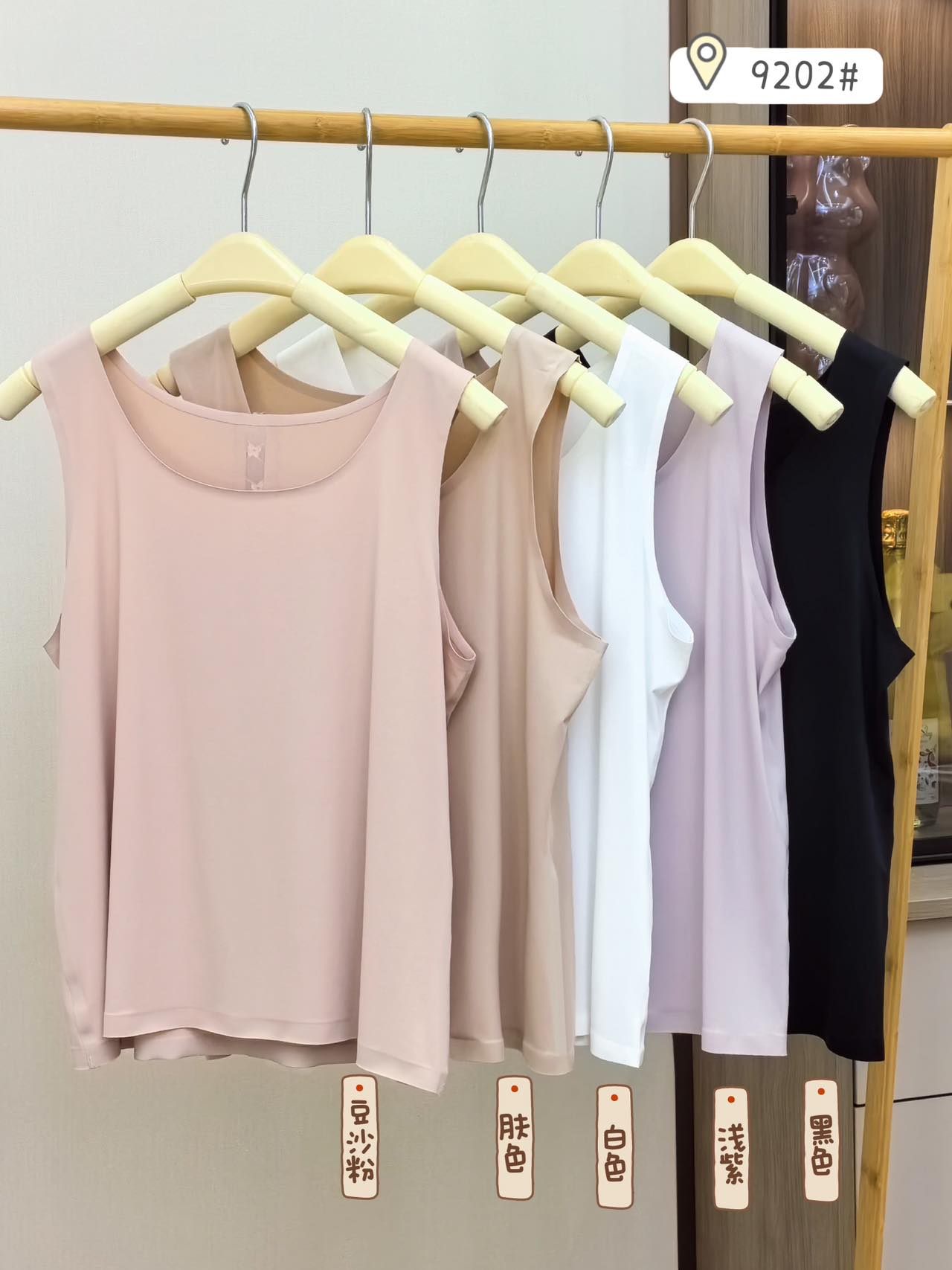 A lace mesh spliced ice silk seamless, skin-friendly, breathable and comfortable anti-slip wide shoulder strap base vest