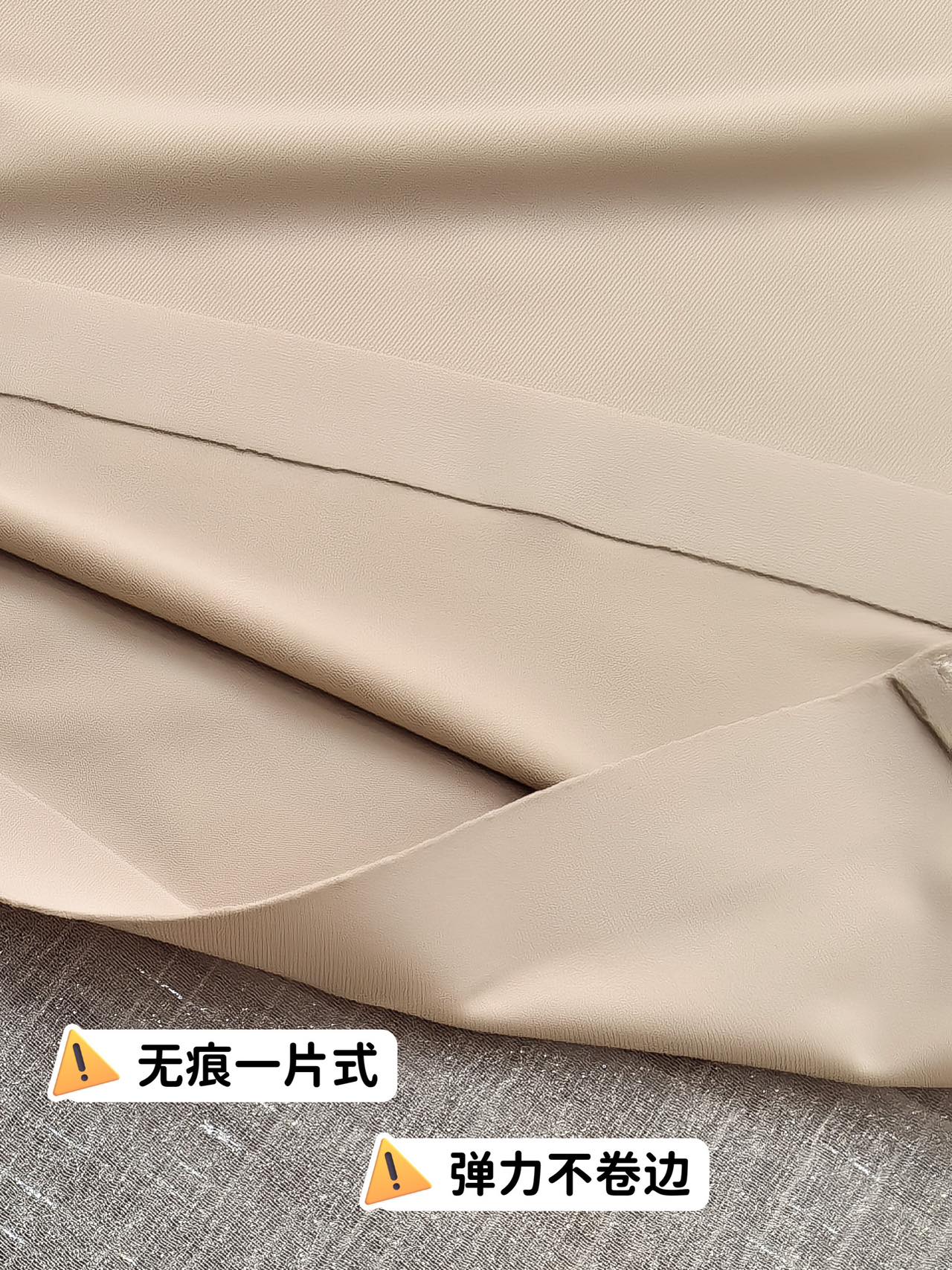 A simple solid color halter top with ice silk V-neck lace edges, paired with a smooth and skin-friendly base vest Item Picture