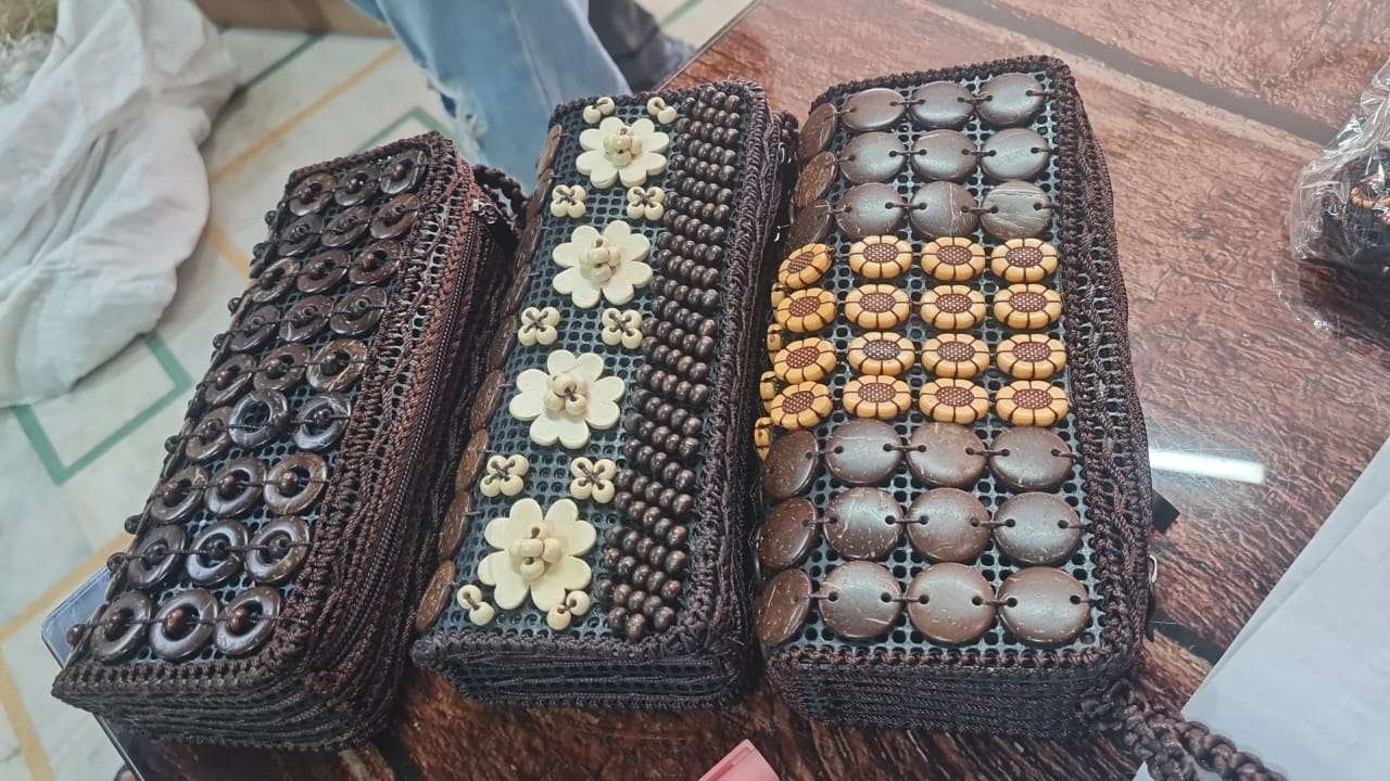 檀木雕花梳子木珠菩提根工艺品 木质工艺品雪糕棒木棒 花瓶摆件礼品 精致实用环保手工艺品产品图