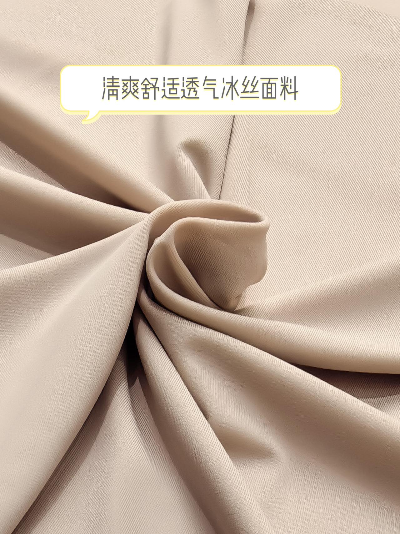 A simple solid color halter top with ice silk V-neck lace edges, paired with a smooth and skin-friendly base vest Application Scenario