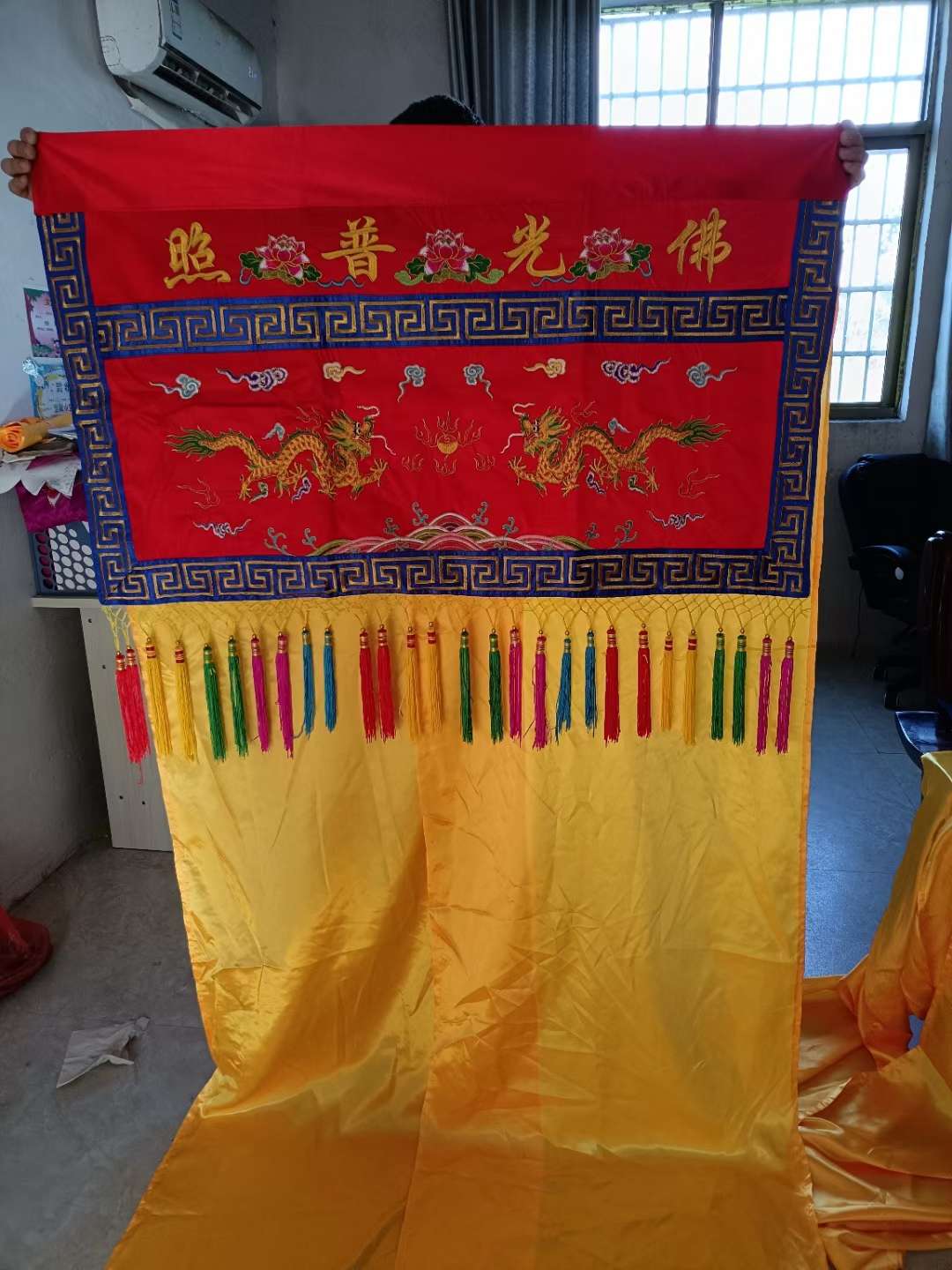 The embroidered table is surrounded by two dragons, imitating Suzhou embroidery details Picture