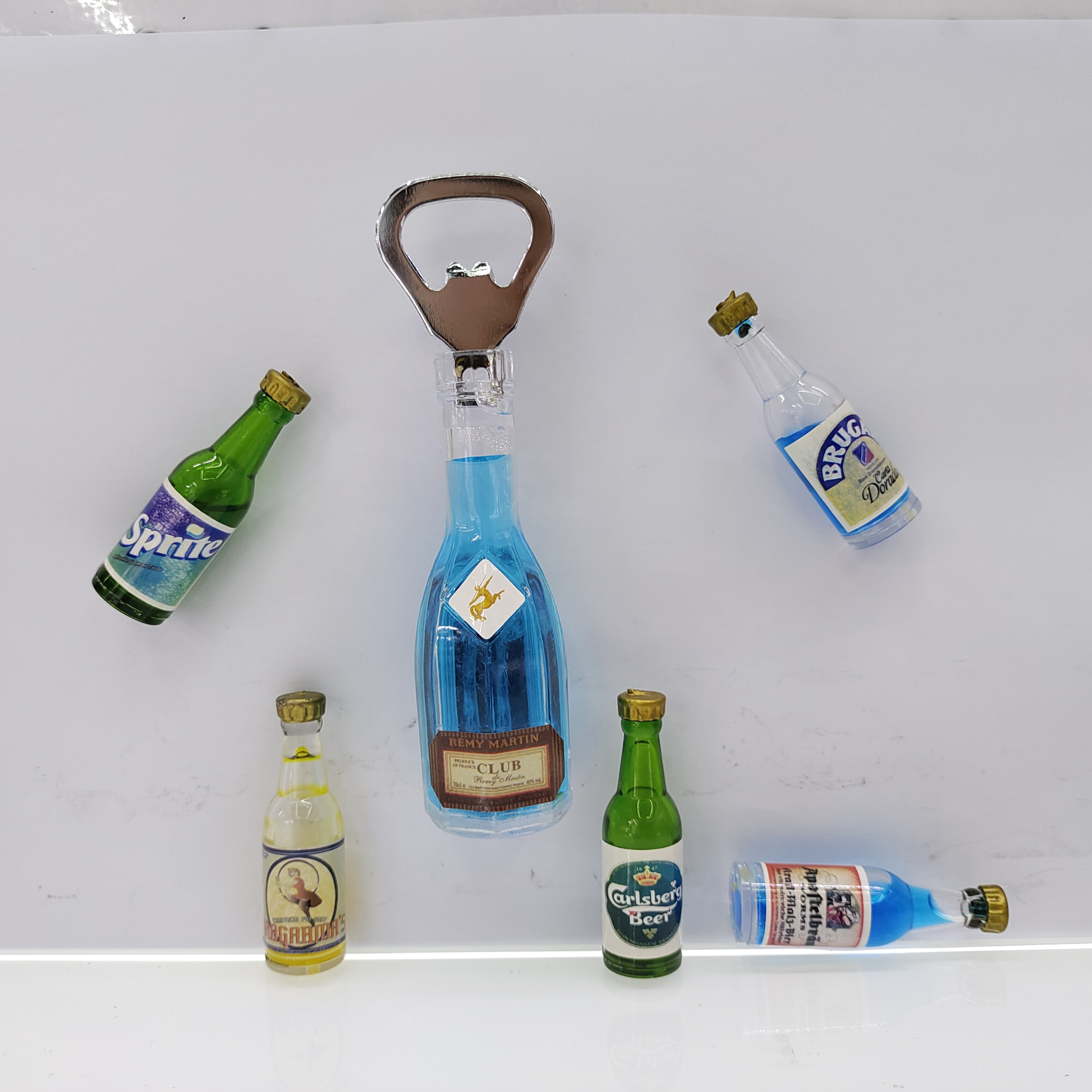 Realistic wine bottle-shaped refrigerator stickers, practical bottle opener, bar fun decoration, refrigerator decoration, Remy Martin bottle replaceable stickers, advertising promotion event gifts, Zhehui Craft 01 Item Picture