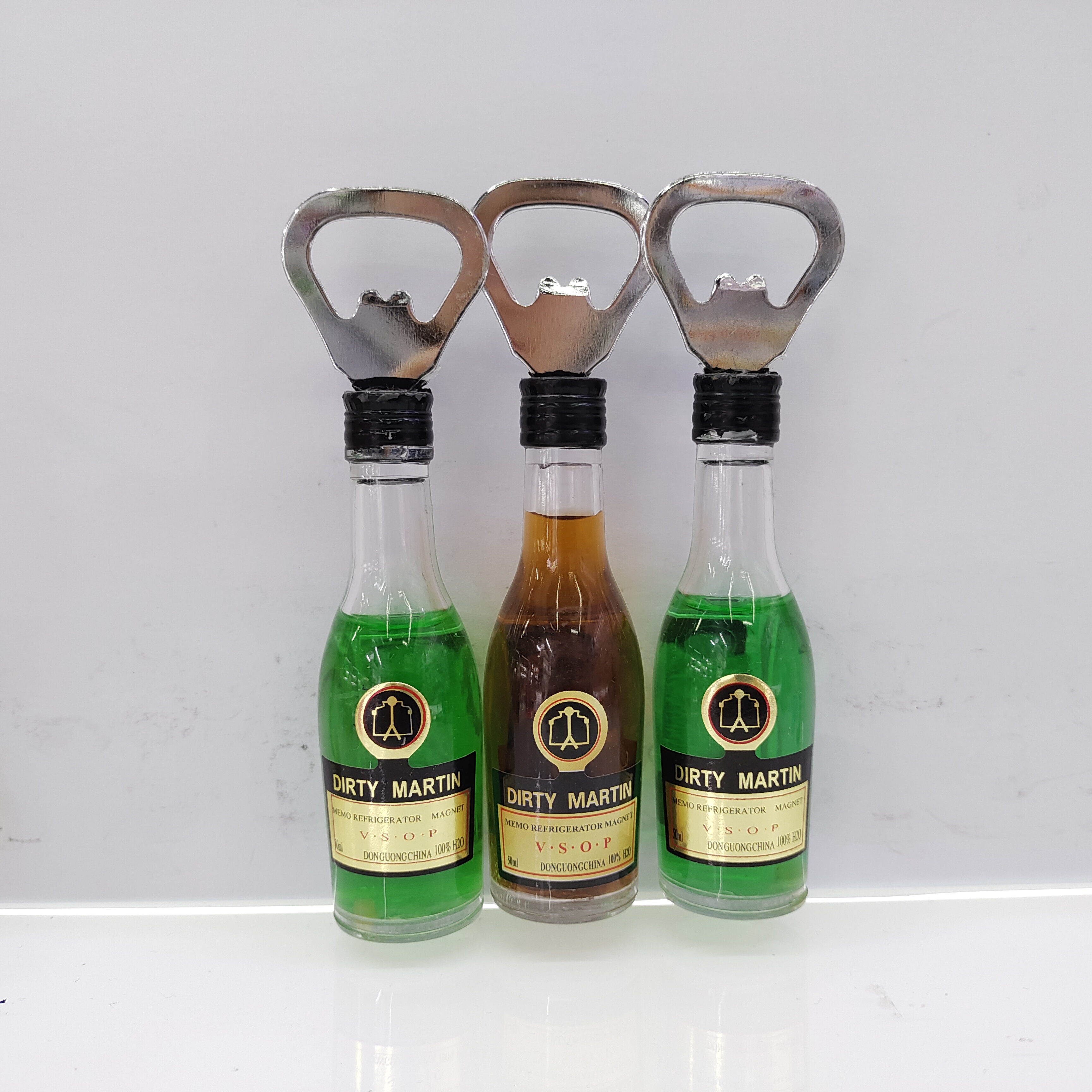 Realistic wine bottle-shaped refrigerator stickers, practical bottle opener, bar fun decoration, refrigerator decoration, interchangeable stickers, advertising promotion event gifts, Zhehui Craft 01 Item Picture