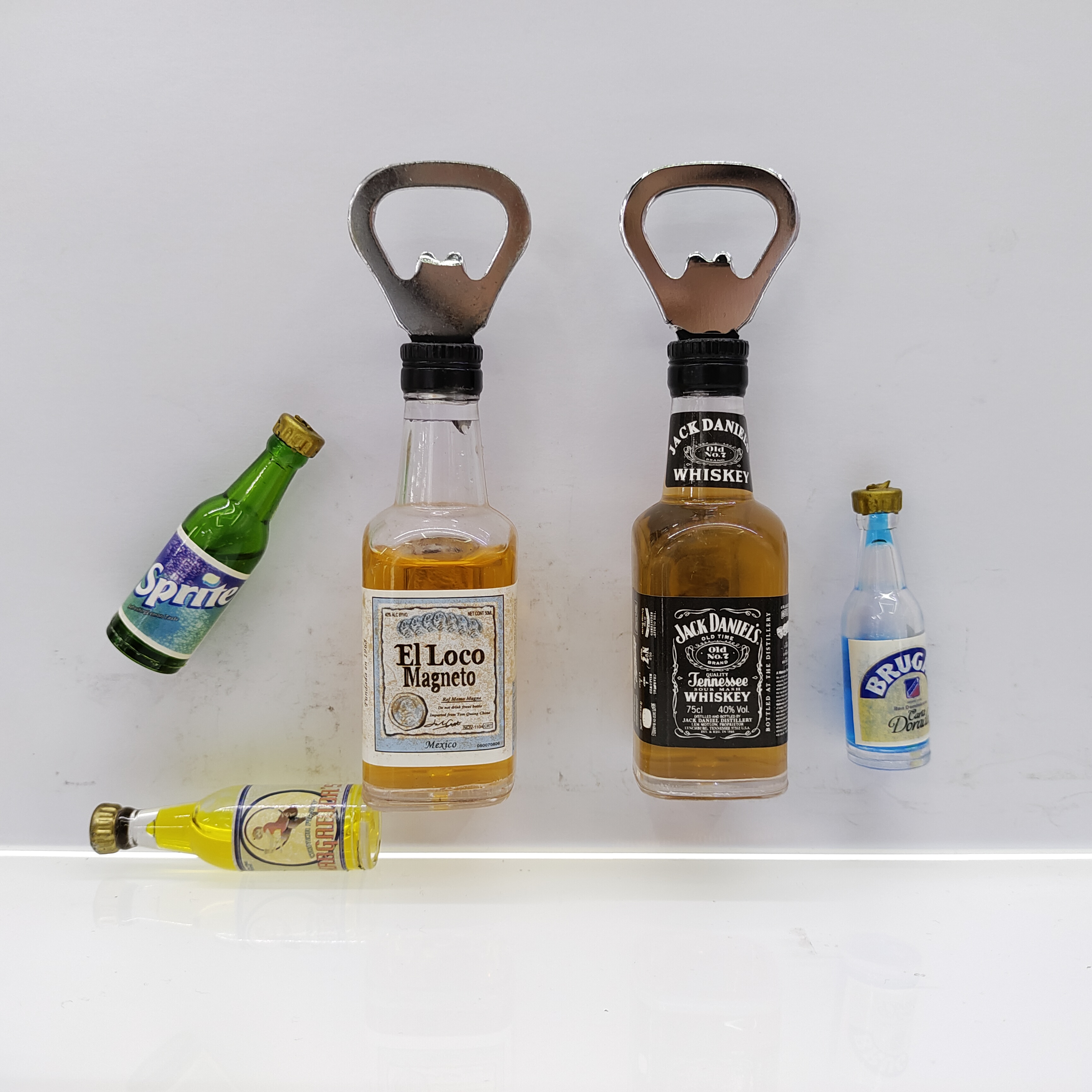 Realistic wine bottle shape refrigerator stickers, practical bottle opener, bar fun decoration, home decoration, interchangeable stickers, advertising promotion event gifts, Zhehui Craft 01 details Picture