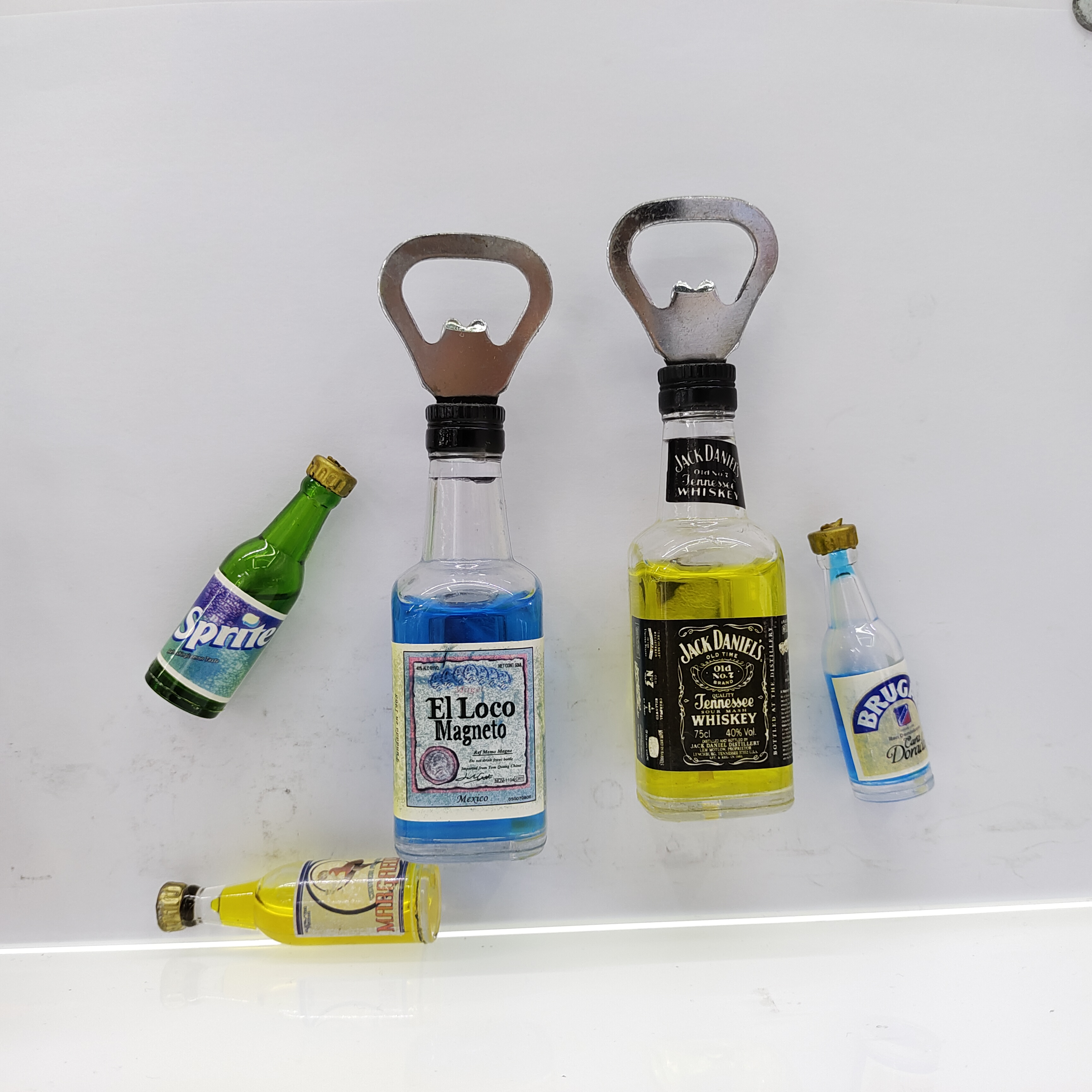 Realistic wine bottle shape refrigerator stickers, practical bottle opener, bar fun decoration, home decoration, interchangeable stickers, advertising promotion event gifts, Zhehui Craft 01 Application Scenario