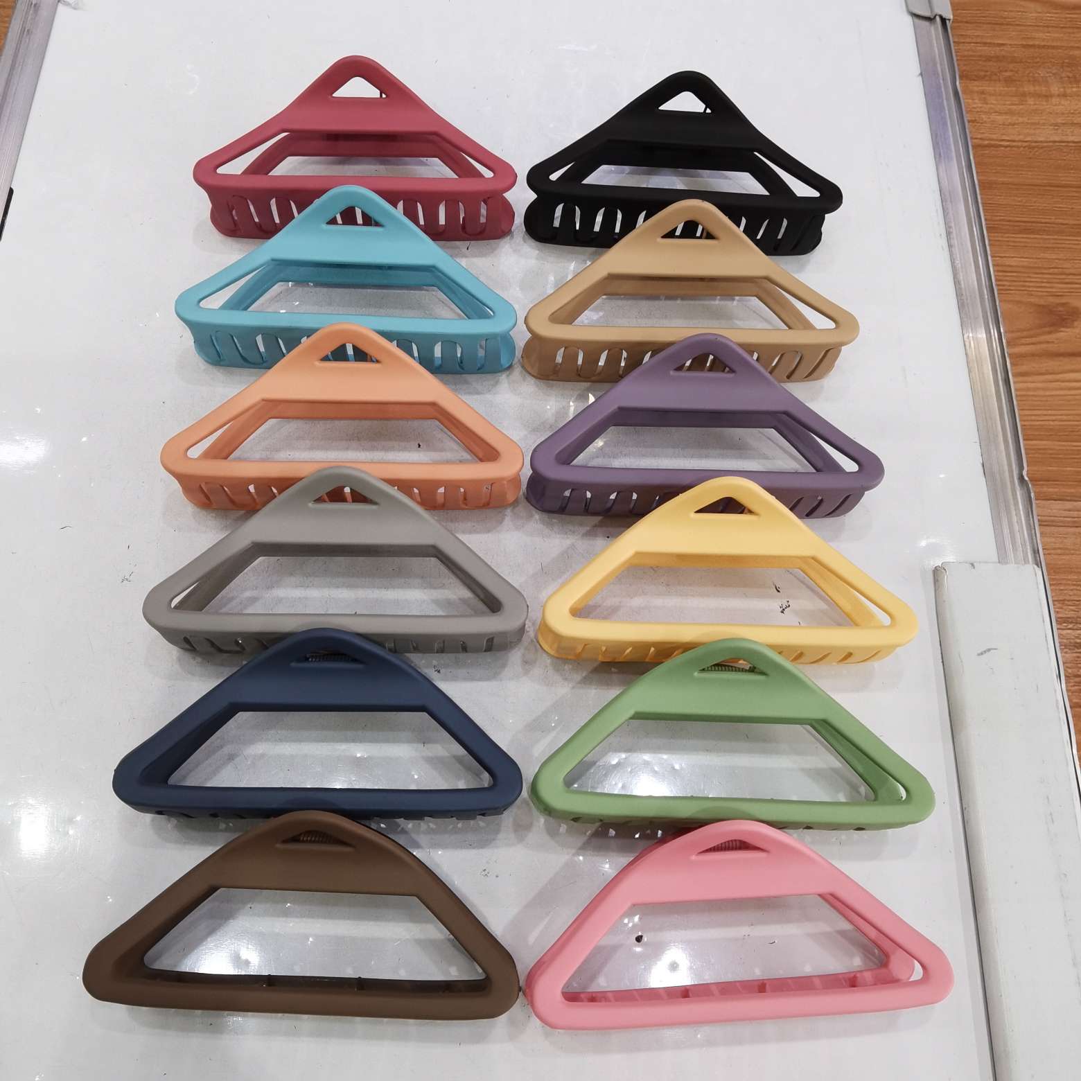 13 cm spring and summer macaron rubber with over twelve color series. Light colors for spring and summer, making hair look more prominent in photos. New hairpin headwear