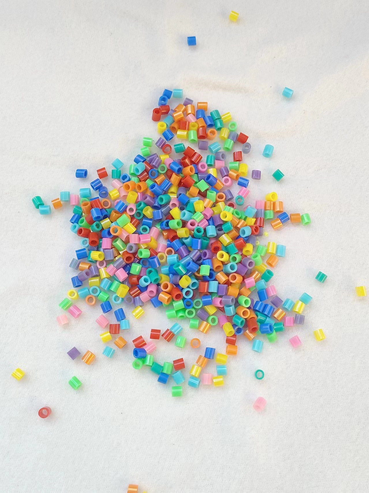 Tube beads, toy accessory tubes, colored tube beads, customizable in different specifications Application Scenario