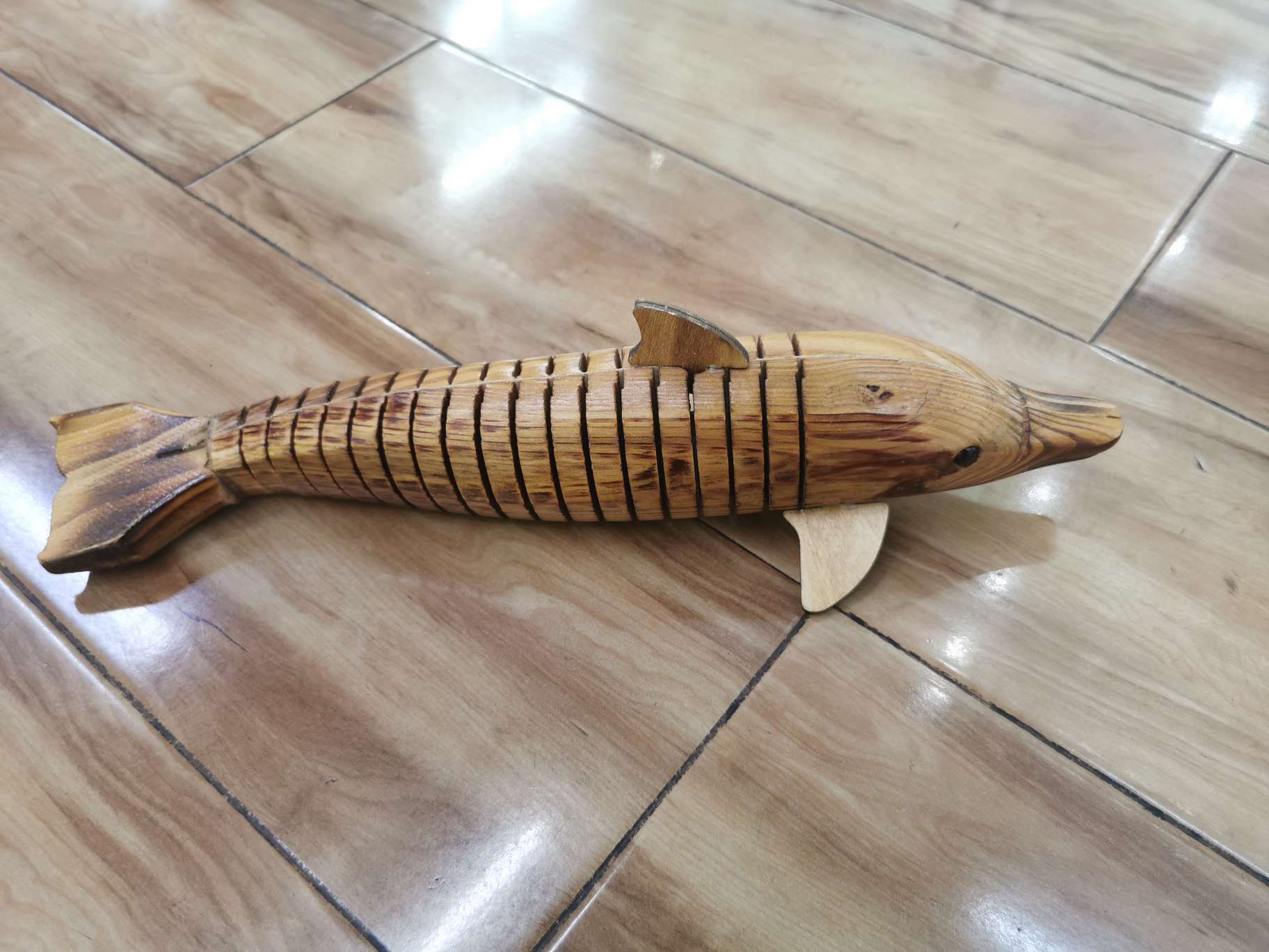 木质海豚