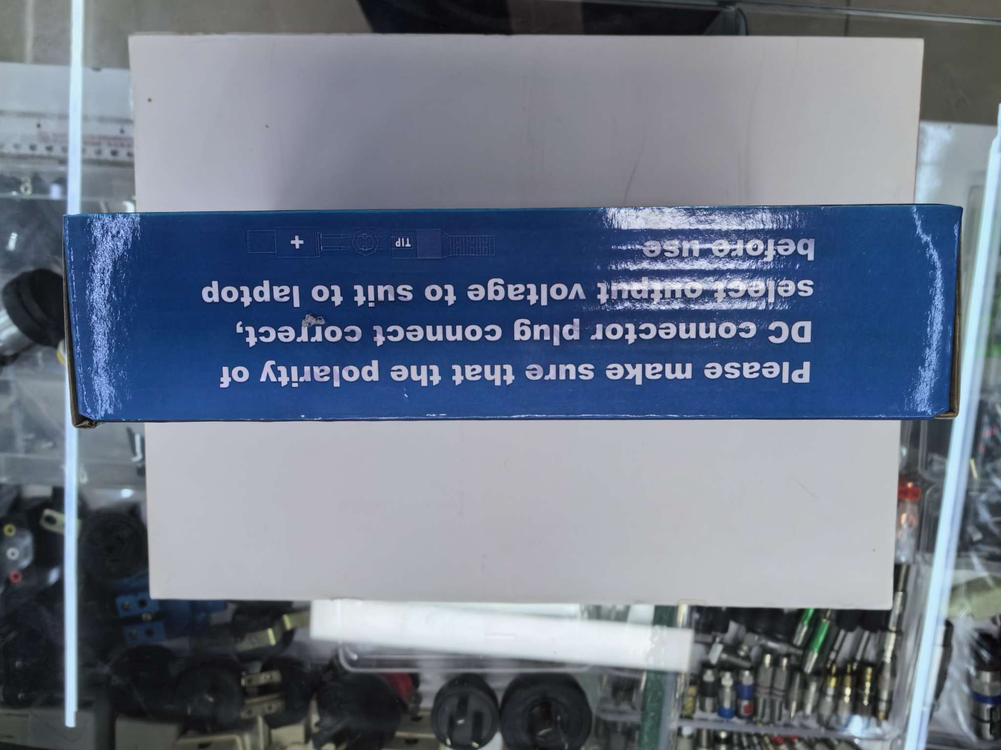 笔记本电源充白底实物图