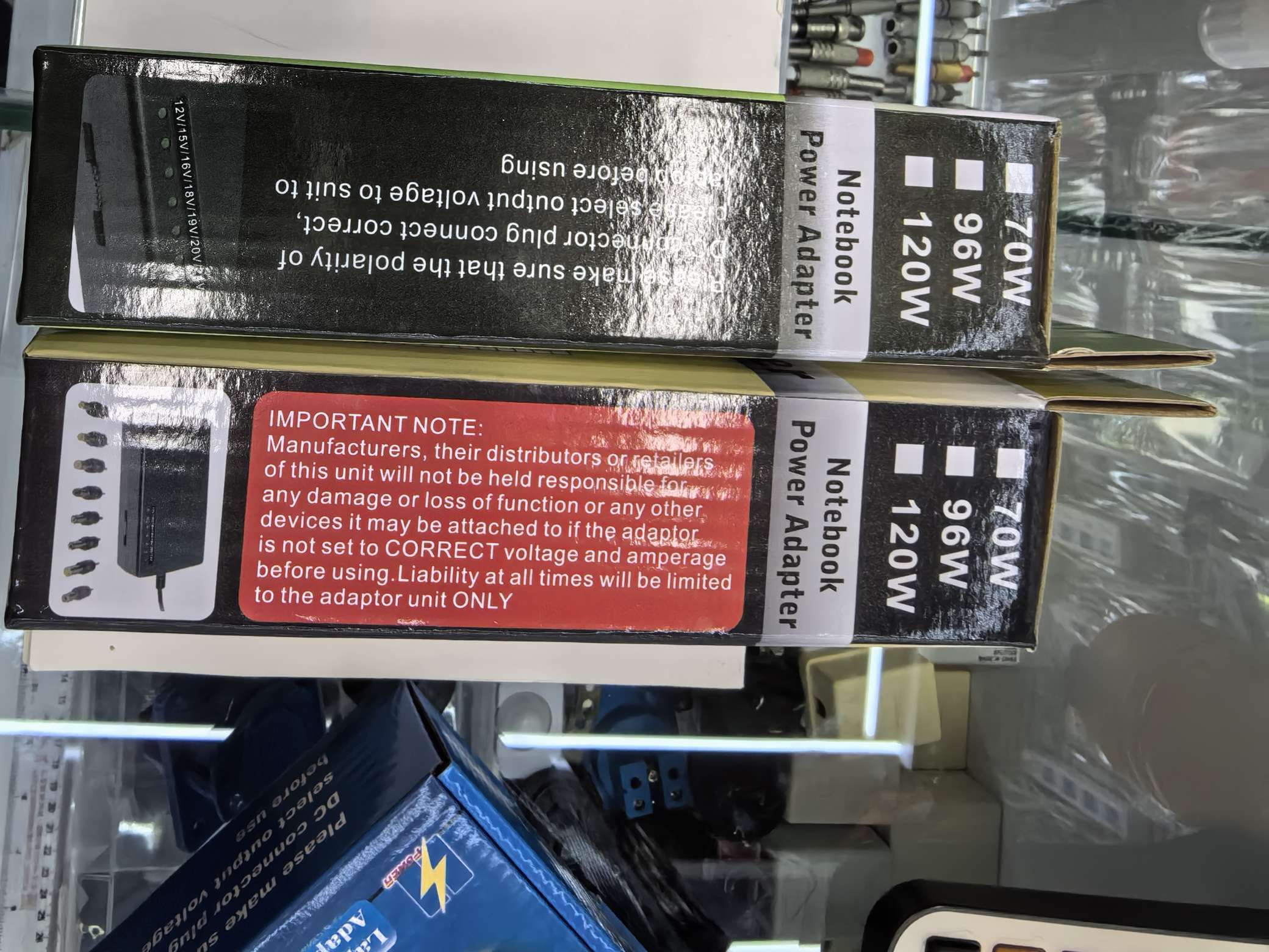 笔记本电源适配器实物图