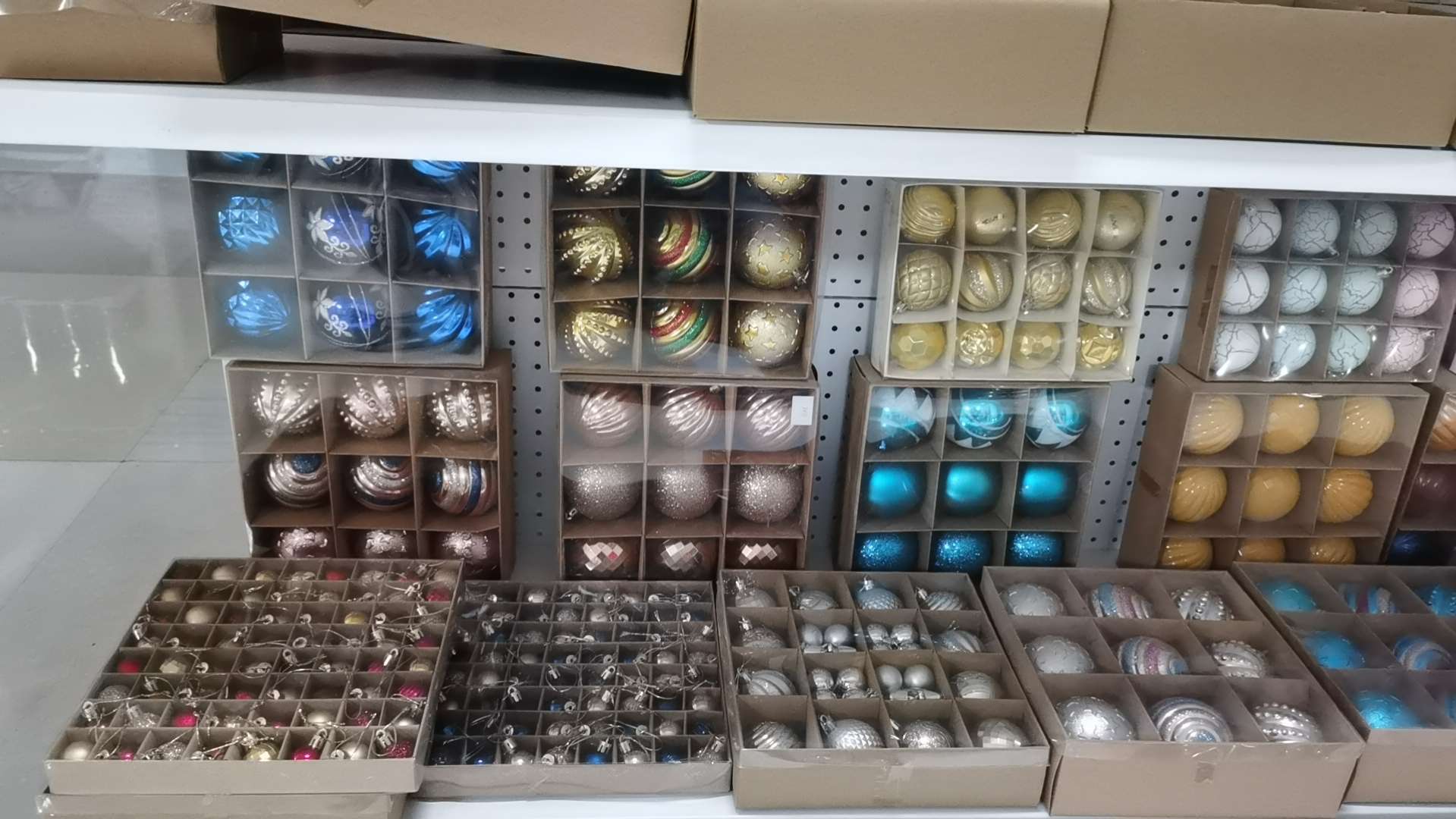 Christmas balls, new styles in multiple boxes, with a variety of colors and styles that can be mixed and packaged. Customized sizes and packaging are available. Christmas, gold powder Christmas products DC9155-5, festive decoration for Christmas Specification image