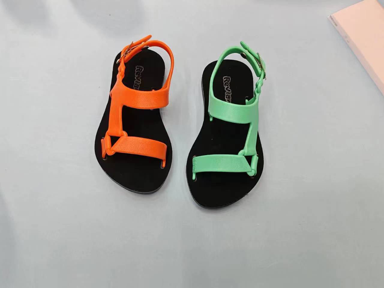 Niños al aire libre verano moda pvc cool slippers sandalias resistentes al por mayor