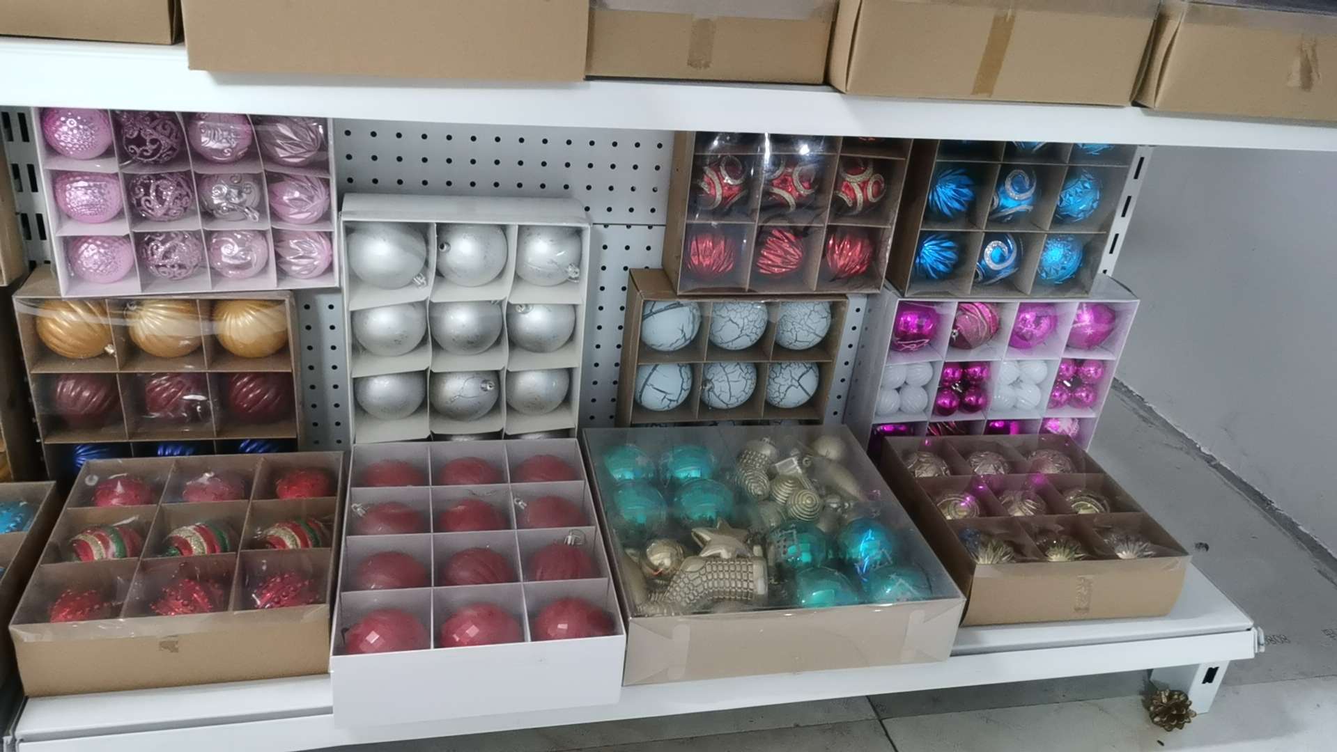 Christmas balls, new styles in multiple boxes, with a variety of colors and styles that can be mixed and packaged. Customized sizes and packaging are available. Christmas, gold powder Christmas products DC9155-5, festive decoration for Christmas Application Scenario