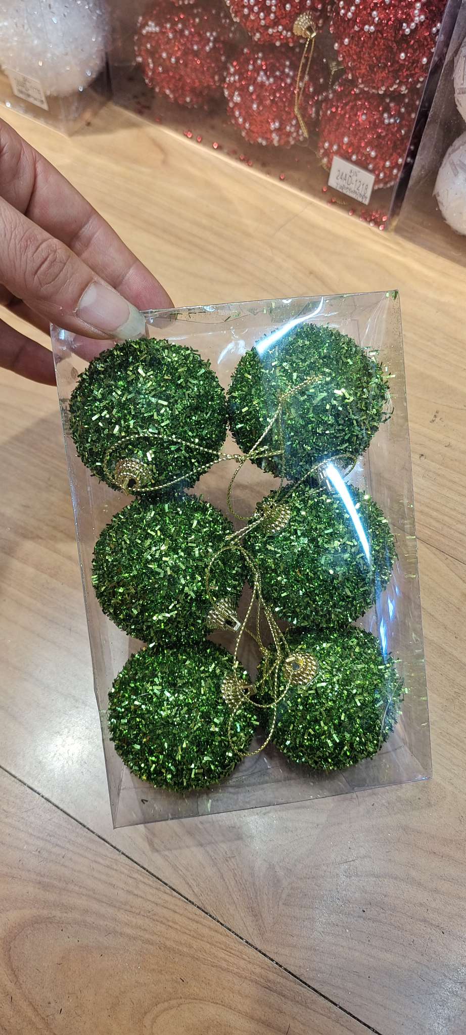 泡沫球，尺寸为7公分，一盒装6个、一件装72盒、颜色可以根据客人的颜色定制，定制数量2000套起