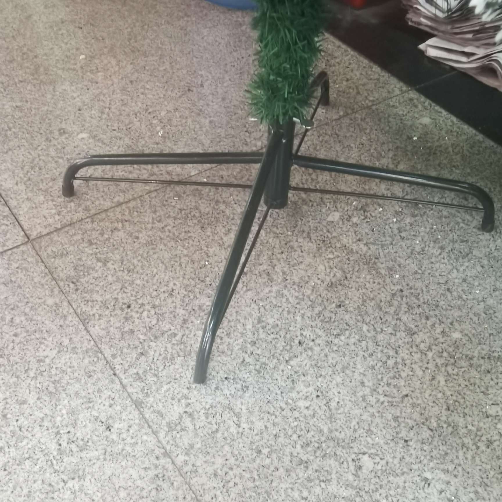 Factory direct sales of various specifications of mixed PE trees, PVC Christmas trees, high-end festival gifts, office cultural supplies, Christmas decorations, environmentally friendly and durable, Christmas-specific trees detail image 2
