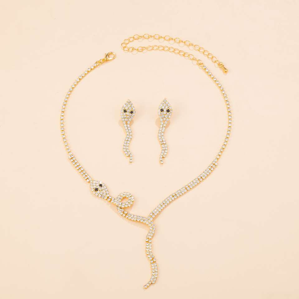 2024 New European and American bestseller Golden snake-shaped creative necklace with feminine and exaggerated design snake earrings jewelry set details Picture
