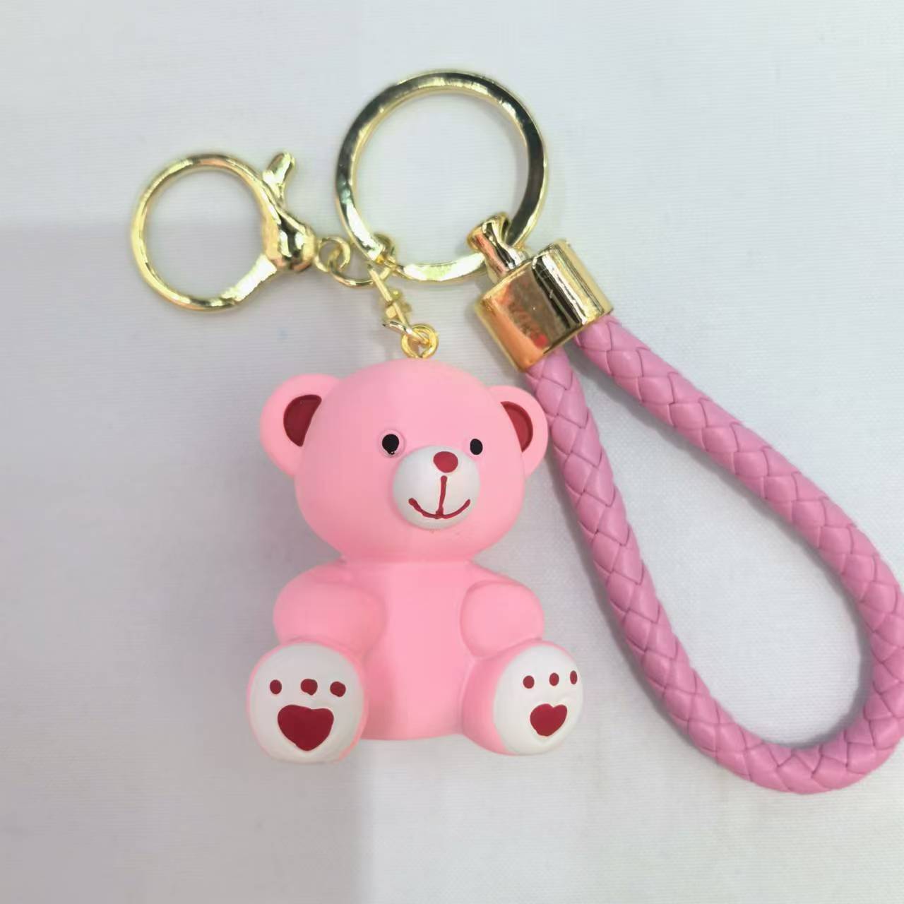 Creative resin bear keychain, cartoon bear key accessory, three-dimensional figurine pendant Specification image