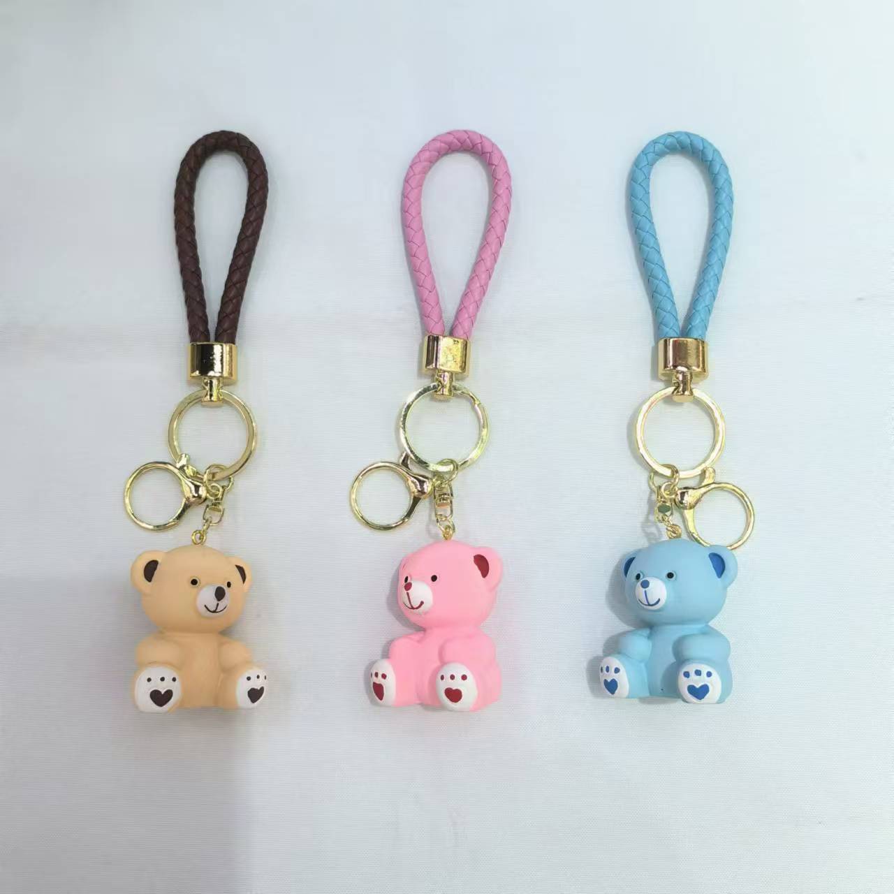 Creative resin bear keychain, cartoon bear key accessory, three-dimensional figurine pendant