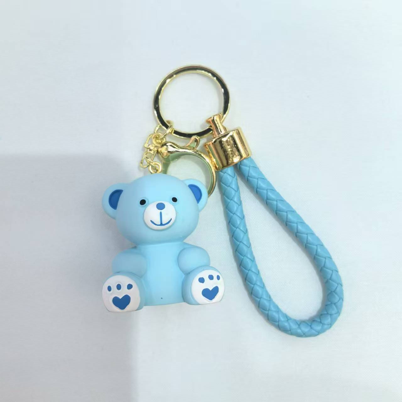 Creative resin bear keychain, cartoon bear key accessory, three-dimensional figurine pendant Application Scenario