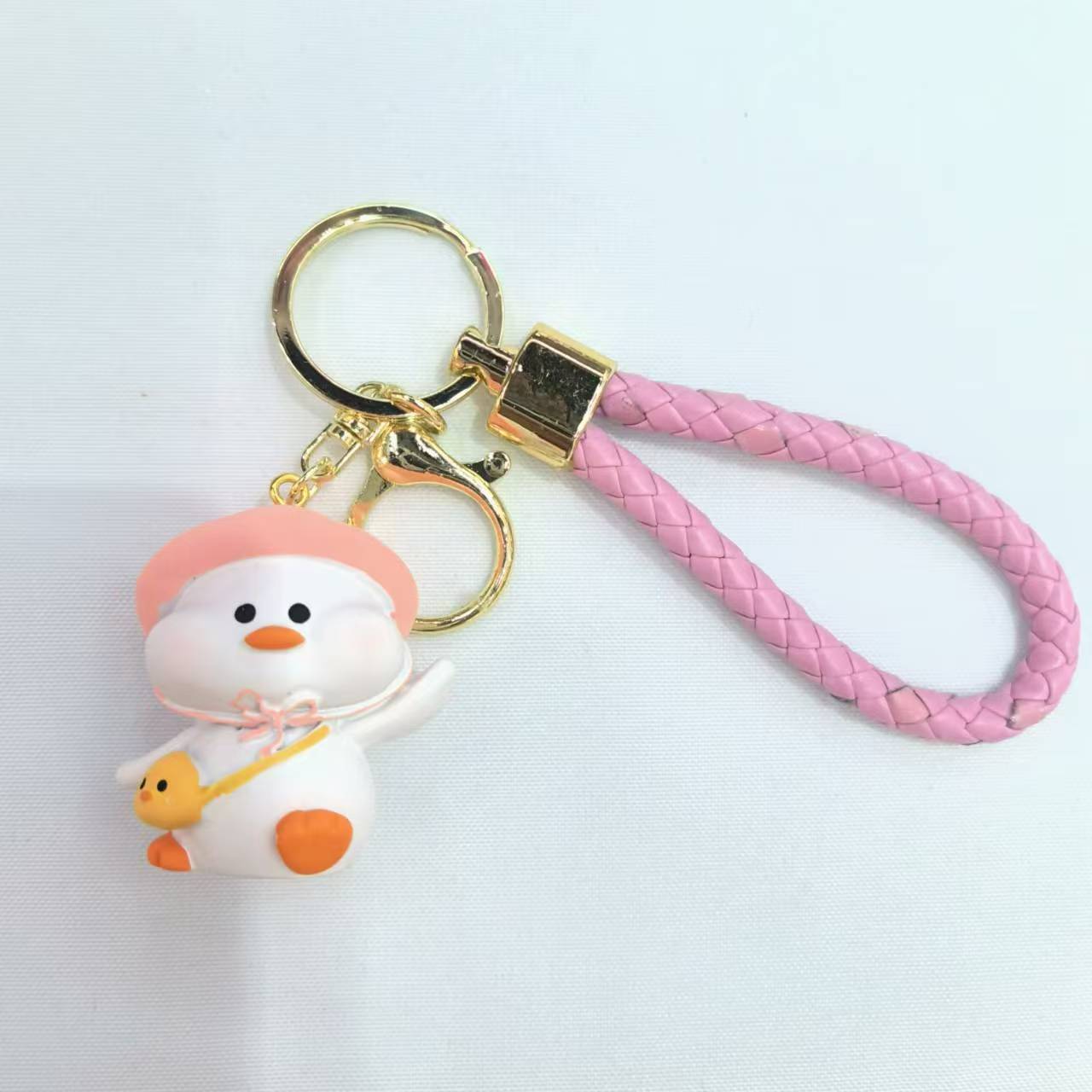 Creative resin duck keychain cartoon duck key accessory 3D figurine pendant Application Scenario