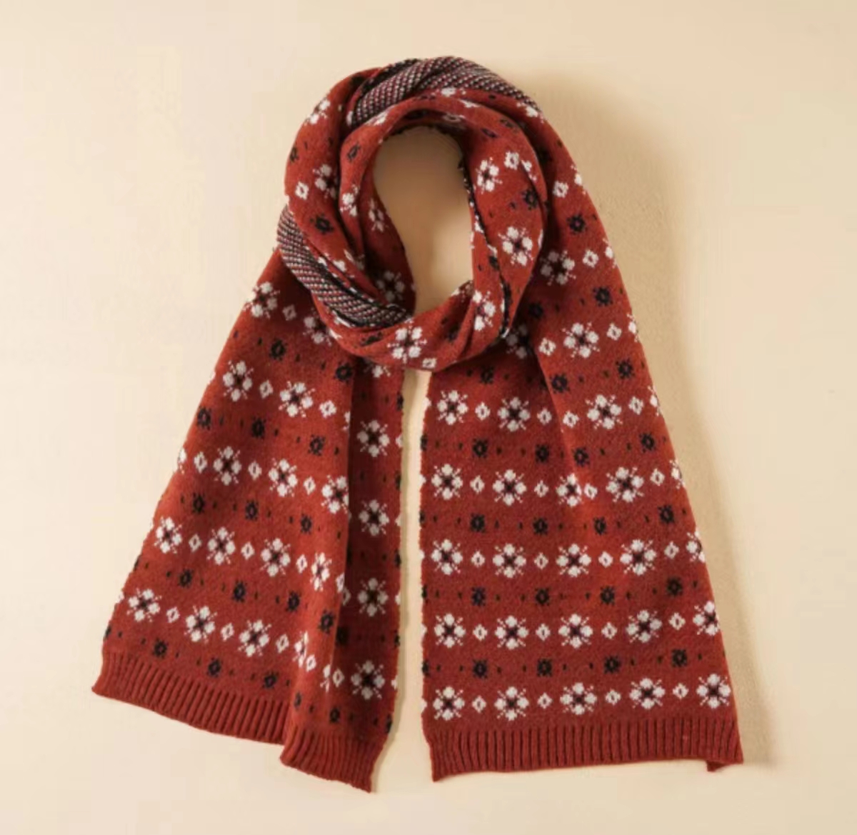 This long and versatile women's scarf is made of all-cotton checkered fabric