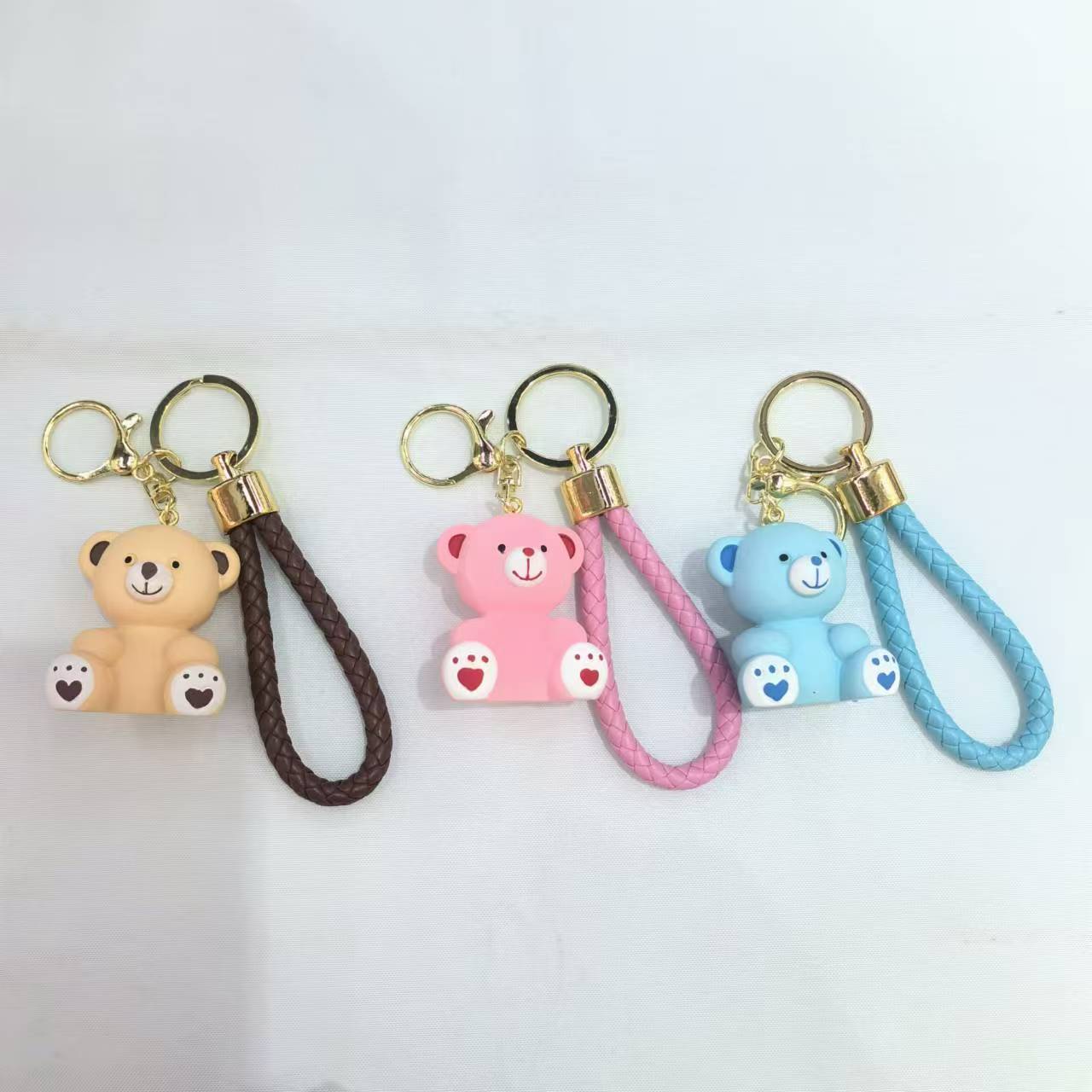 Creative resin bear keychain, cartoon bear key accessory, three-dimensional figurine pendant Item Picture