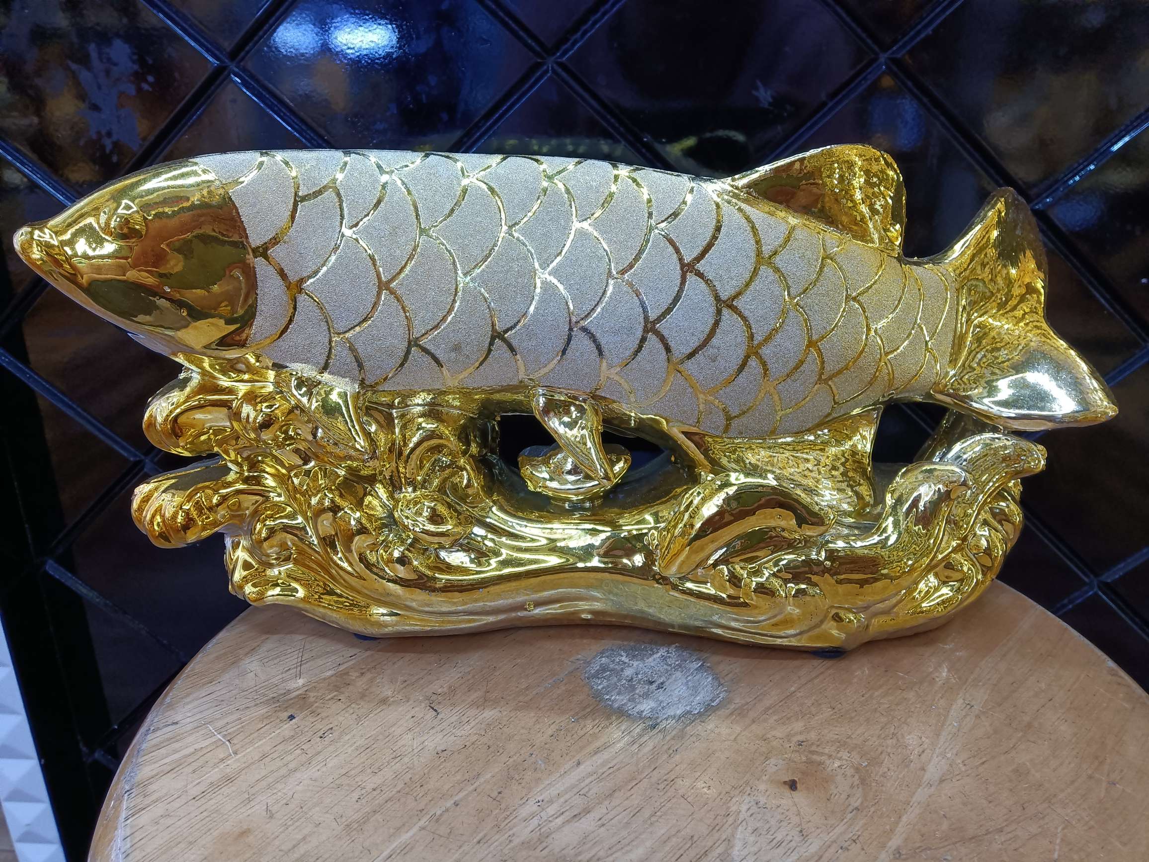 年年有鱼陶瓷工艺品系列 招财鲤鱼工艺品 精致礼品工艺品 艺术收藏品 鲤鱼跃龙门花瓶描金花瓶详情3