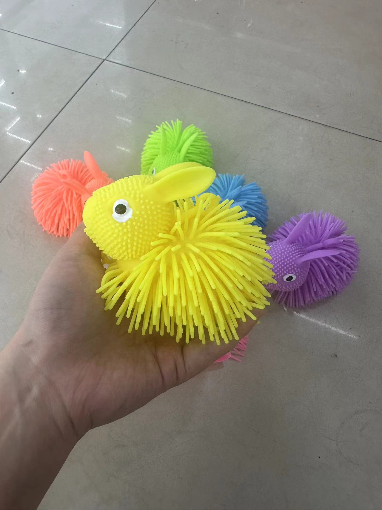 长毛兔毛毛球充气解压闪光儿童玩具 地摊外贸爆款细节图