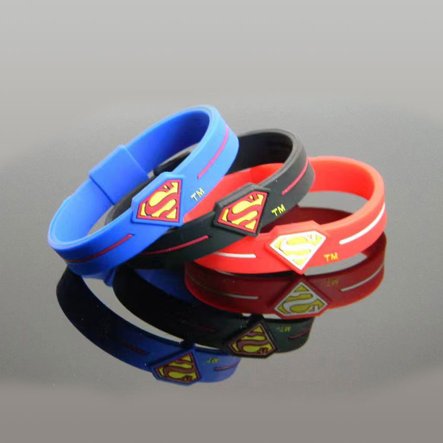 厂家直供硅胶运动手环潮人雕刻logo手环滴胶手环superman多色可选