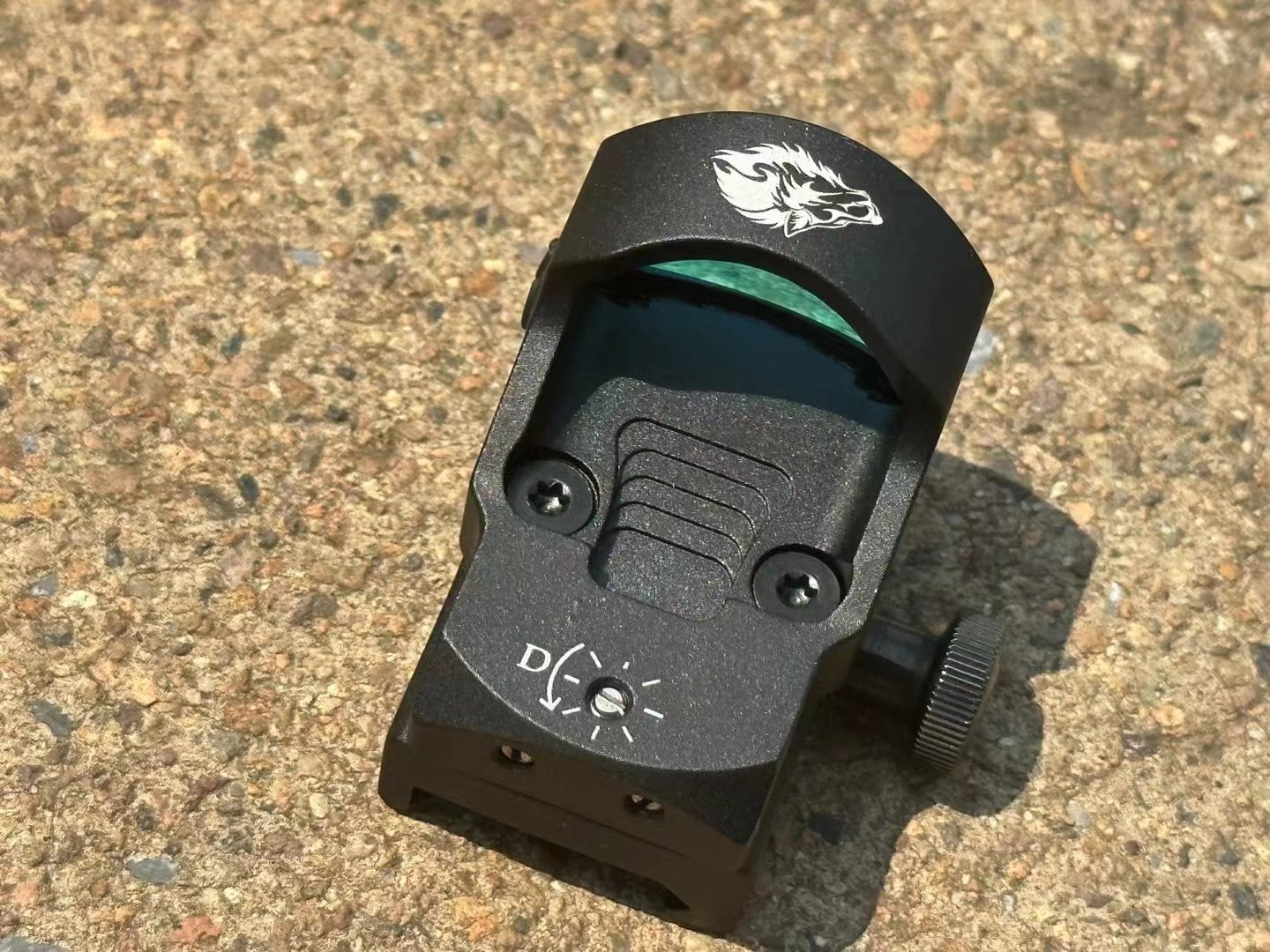 The new FIREWOLF F806 model features a 20mm red dot card slot with a wide field of view, high-definition red film, and a silver film with a red dot sight inside Item Picture