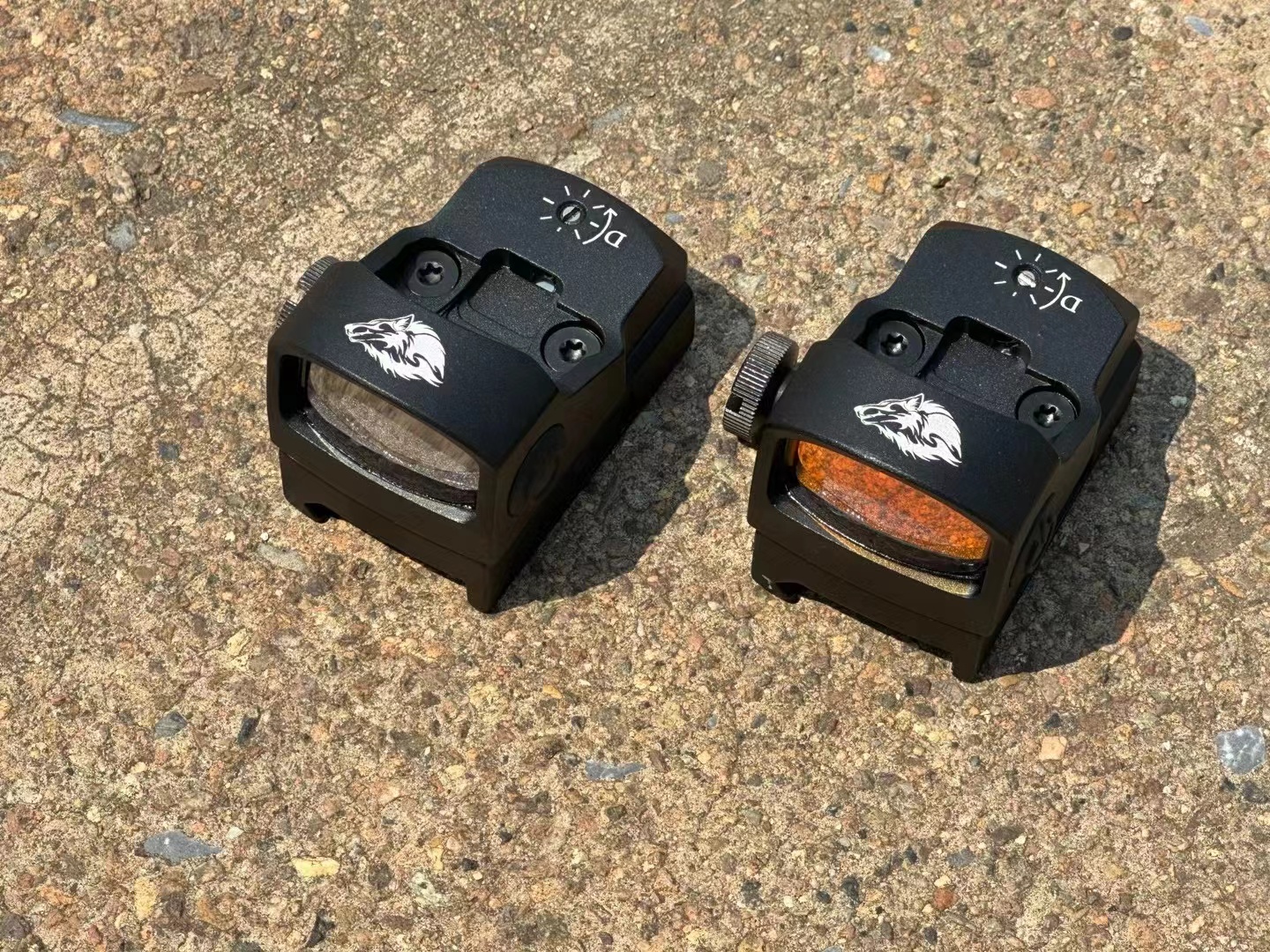 The new FIREWOLF F806 model features a 20mm red dot card slot with a wide field of view, high-definition red film, and a silver film with a red dot sight inside details Picture