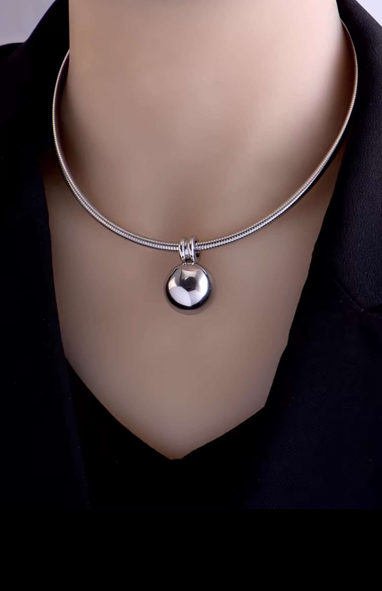 Titanium steel non-fading necklace, ins European and American style exaggerated and unique neckband, women's niche design collarbone chain neck chain detail image 6