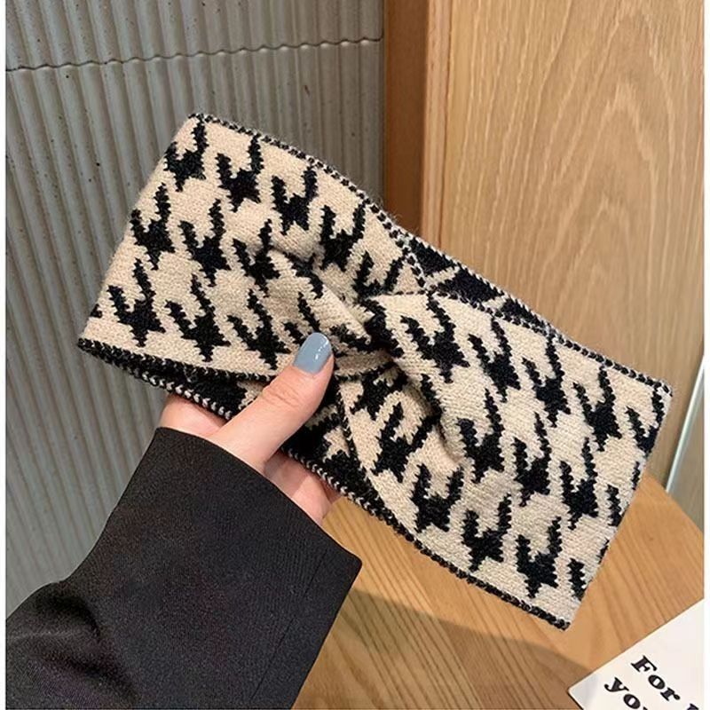 Knitted hair bands, headwear, hair accessories, hair bands, sports hair ties, trendy and fashionable women's hair accessories, new styles Application Scenario