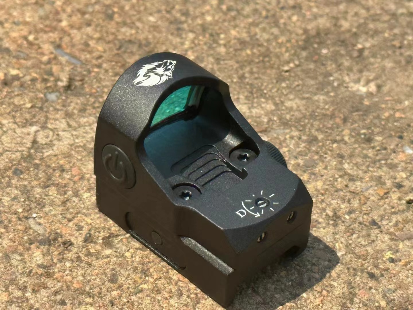 The new FIREWOLF F806 model features a 20mm red dot card slot with a wide field of view, high-definition red film, and a silver film with a red dot sight inside Application Scenario